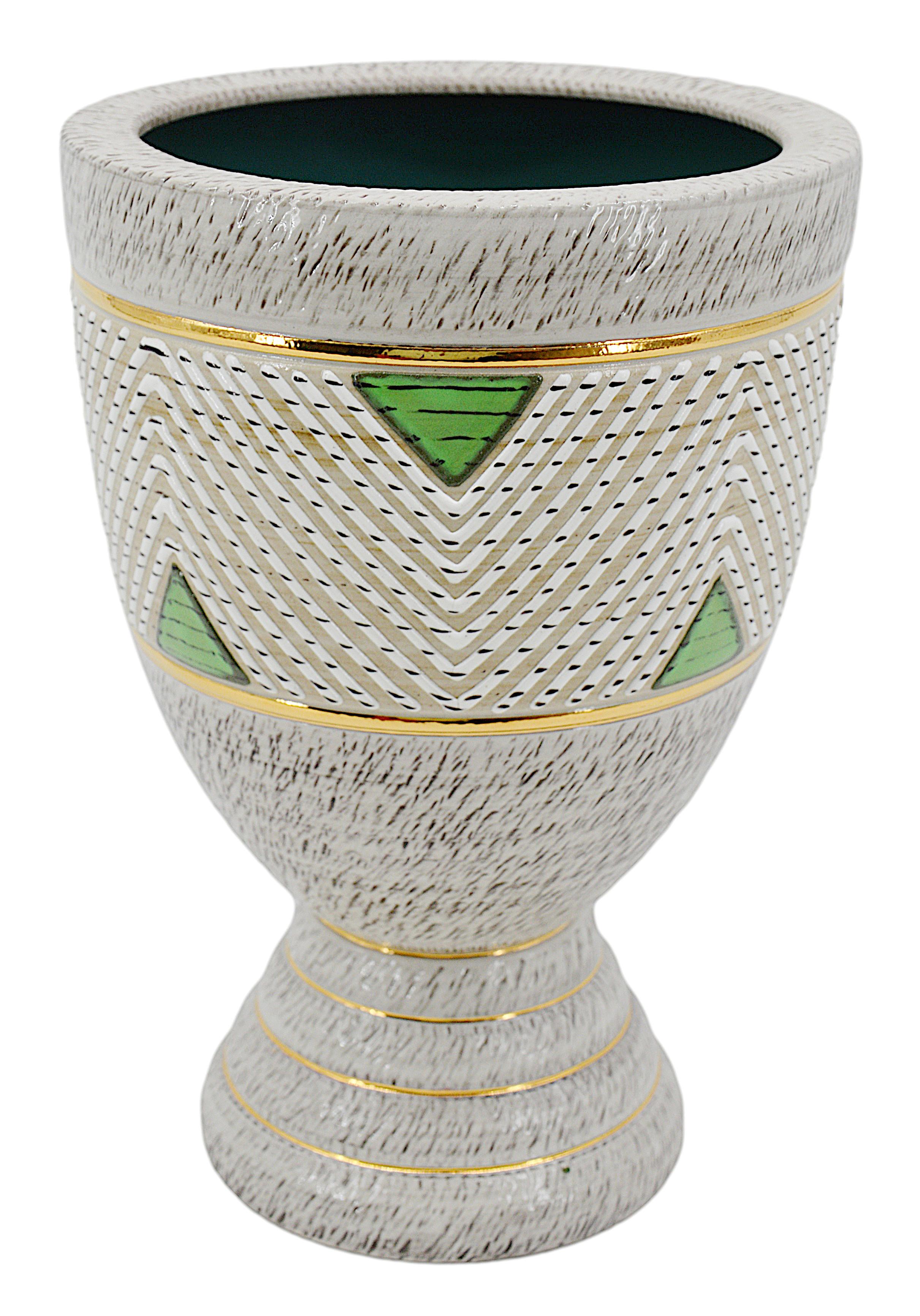 Eine außergewöhnliche Art Deco-Steinzeugvase von Jacques Breugnot, die in den 1940er Jahren in seinem Studio in Bonny-sur-Loire, Frankreich, entstand. Diese auffällige Vase ist 29,5 cm hoch und hat einen Durchmesser von 21 cm. Die Vase ist unter dem
