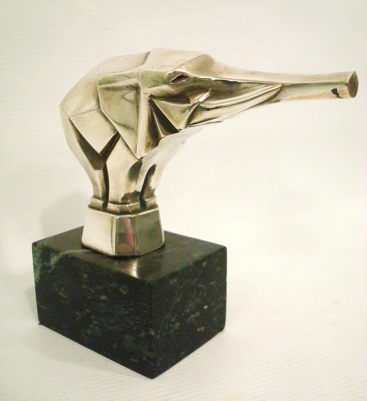 Argenté Éléphant de Jacques Cartier, Mascotte de voiture Art Déco / Cubiste / Hood Ornamental 1920's en vente