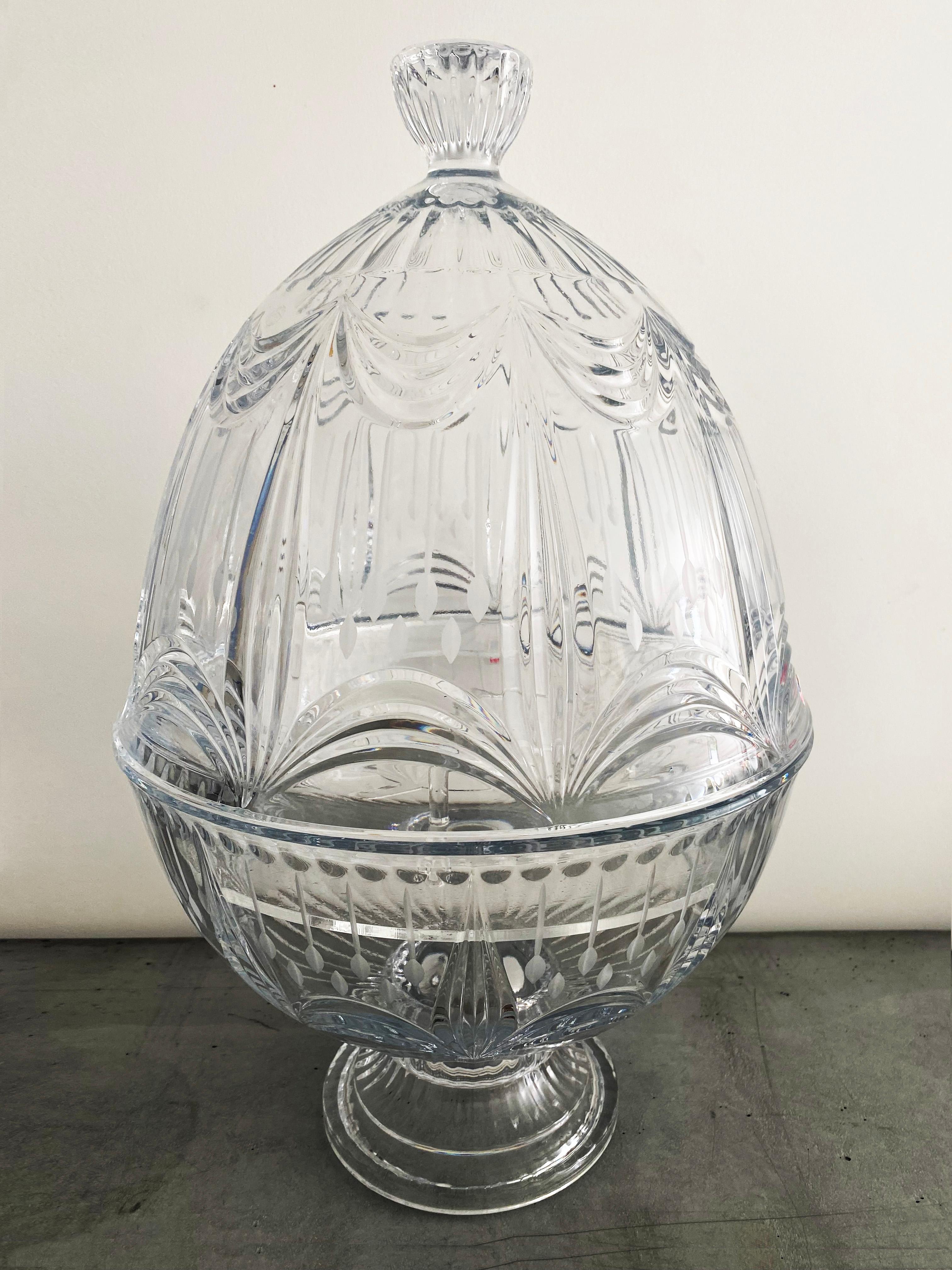 Jacques Chanel
Best craftsman in France 
Hand-made Champagne cellar in 24% lead crystal, bevel cut.
Numbered 71/100
1982
50 cms x 32 diam
mint condition 
900 euros.