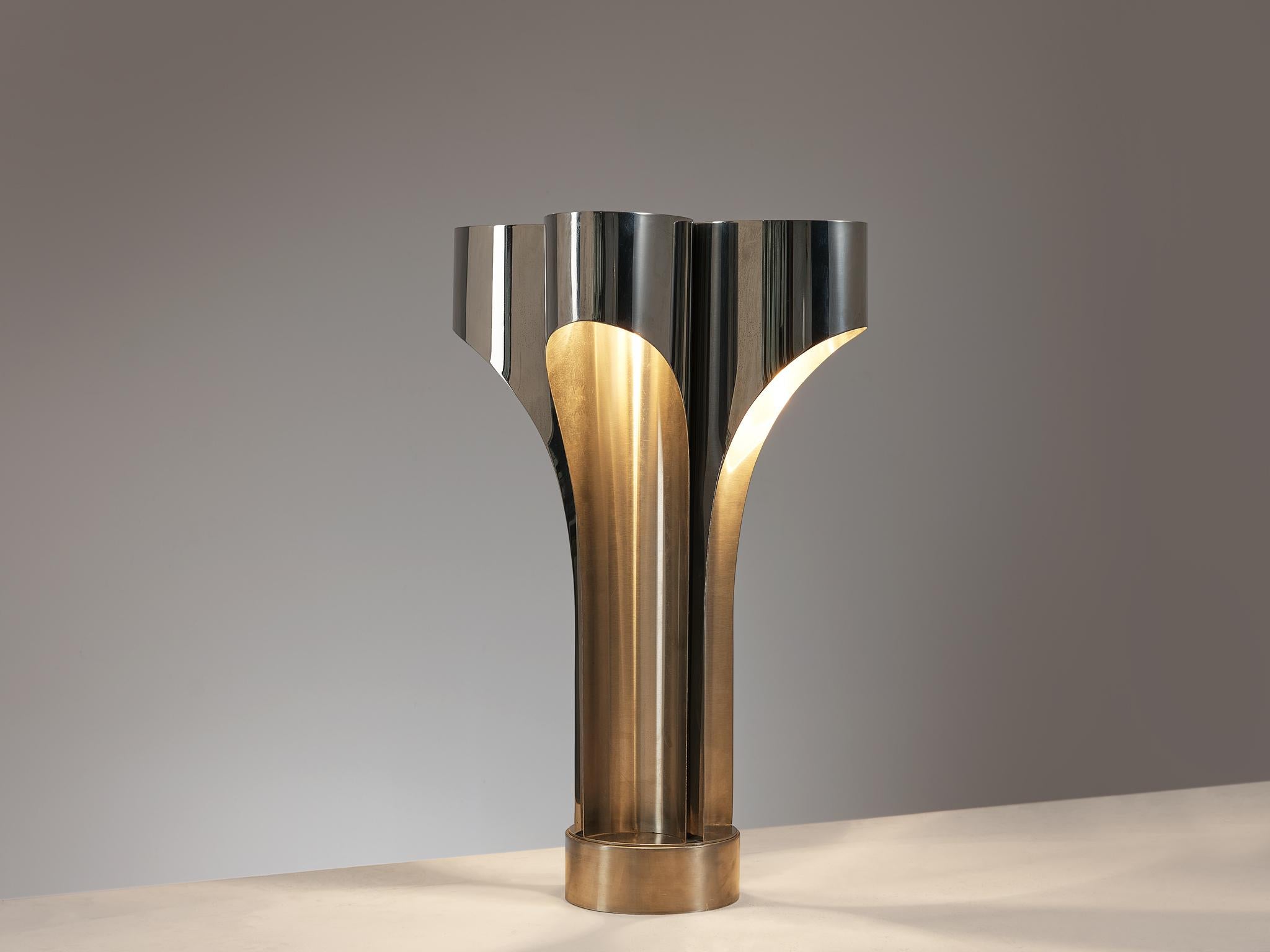 Jacques Charles for Maison Charles, table lamp, model 'Orgues', part of the 'Inox' collection, chrome, steel, France, 1970s. 

This unique table lamp is designed by French designer Jacques Charles in the 1970s..The design is mainly carried out