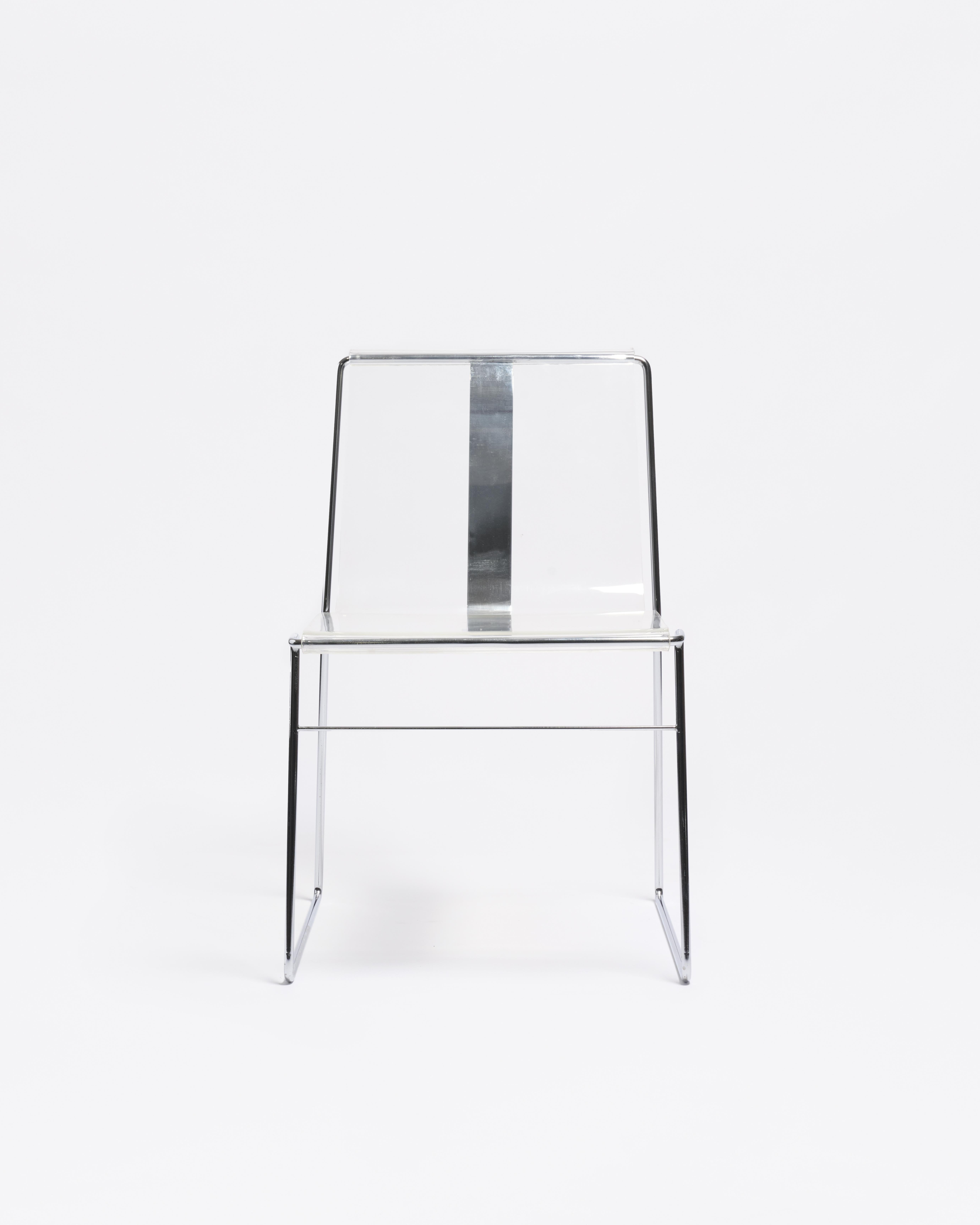 Référencées dans l'incroyable collection du regretté Jim Walrod, ces six chaises de salle à manger de Jacques Charpentier associent de fines armatures chromées à des assises moulées. Le design est épuré et équilibré, faisant preuve d'une retenue