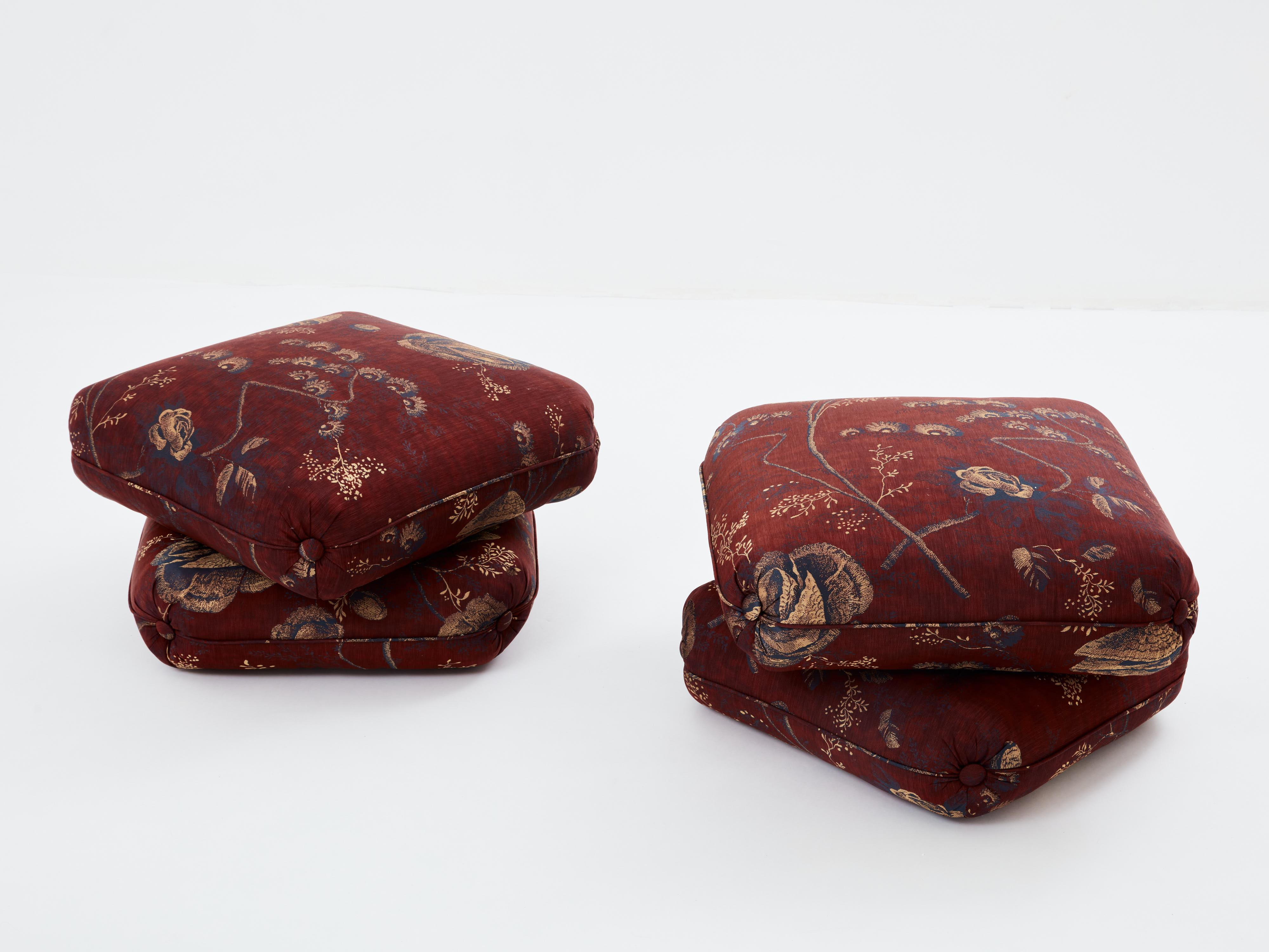 Belle paire de poufs ou tabourets du designer français Jacques Charpentier pour la Maison Jansen, conçus dans les années 1970. La paire de poufs est composée de deux grands coussins reliés entre eux. Elles ont été nouvellement tapissées d'un