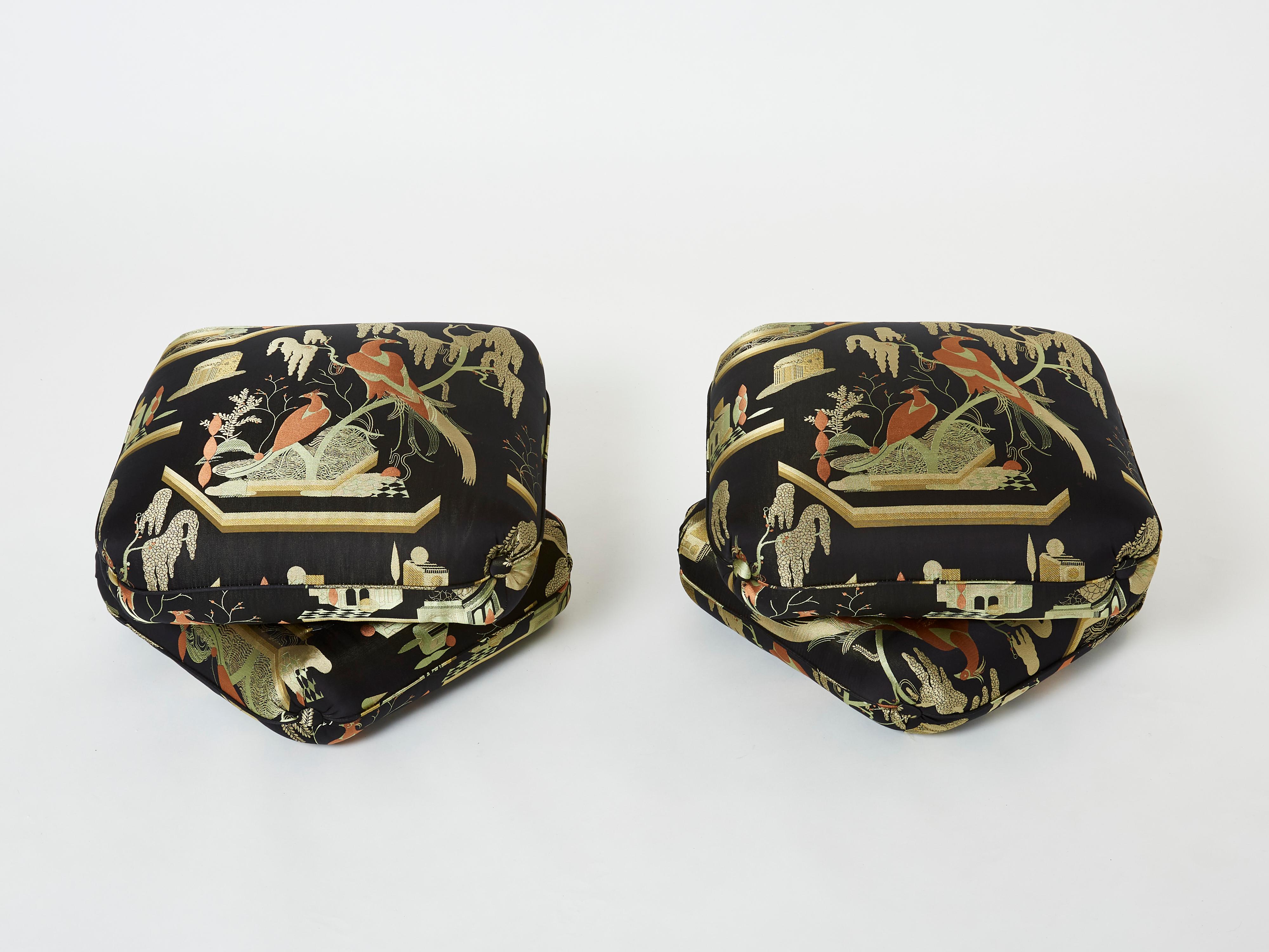 Schönes Paar Hocker des französischen Designers Jacques Charpentier für Maison Jansen, entworfen in den 1970er Jahren. Die Hocker sind aus zwei großen, miteinander verbundenen Polsterelementen gefertigt. Sie wurden neu mit einem seidigen Jacquard
