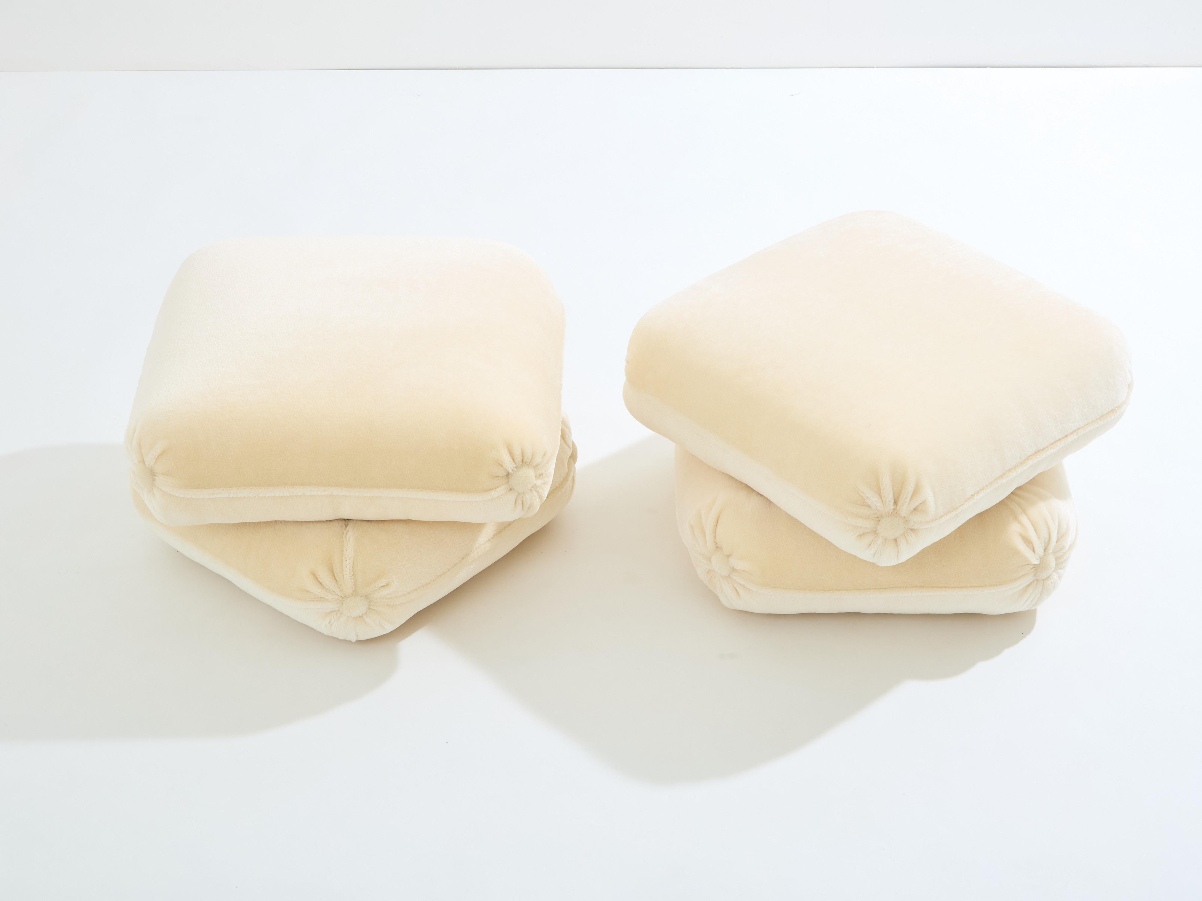 Coppia di pouf di Jacques Charpentier per Maison Jansen disegnati alla fine degli anni '70. La coppia di pouf è composta da due grandi elementi di cuscino collegati tra loro. Sono state rivestite di recente con un morbidissimo tessuto 100% mohair in