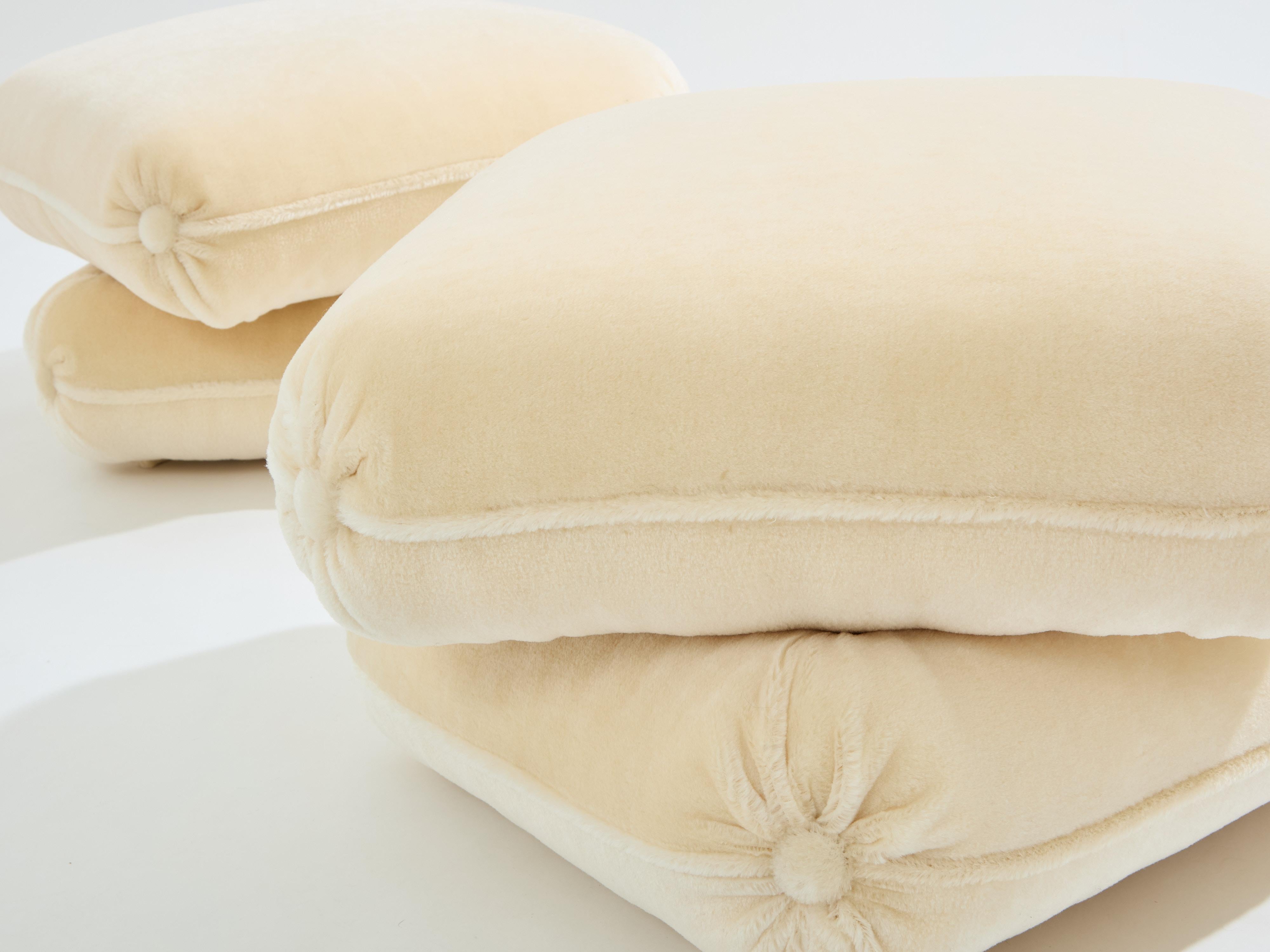 Mid-Century moderno Jacques Charpentier per Maison Jansen coppia di pouf in velluto di mohair anni '70 in vendita