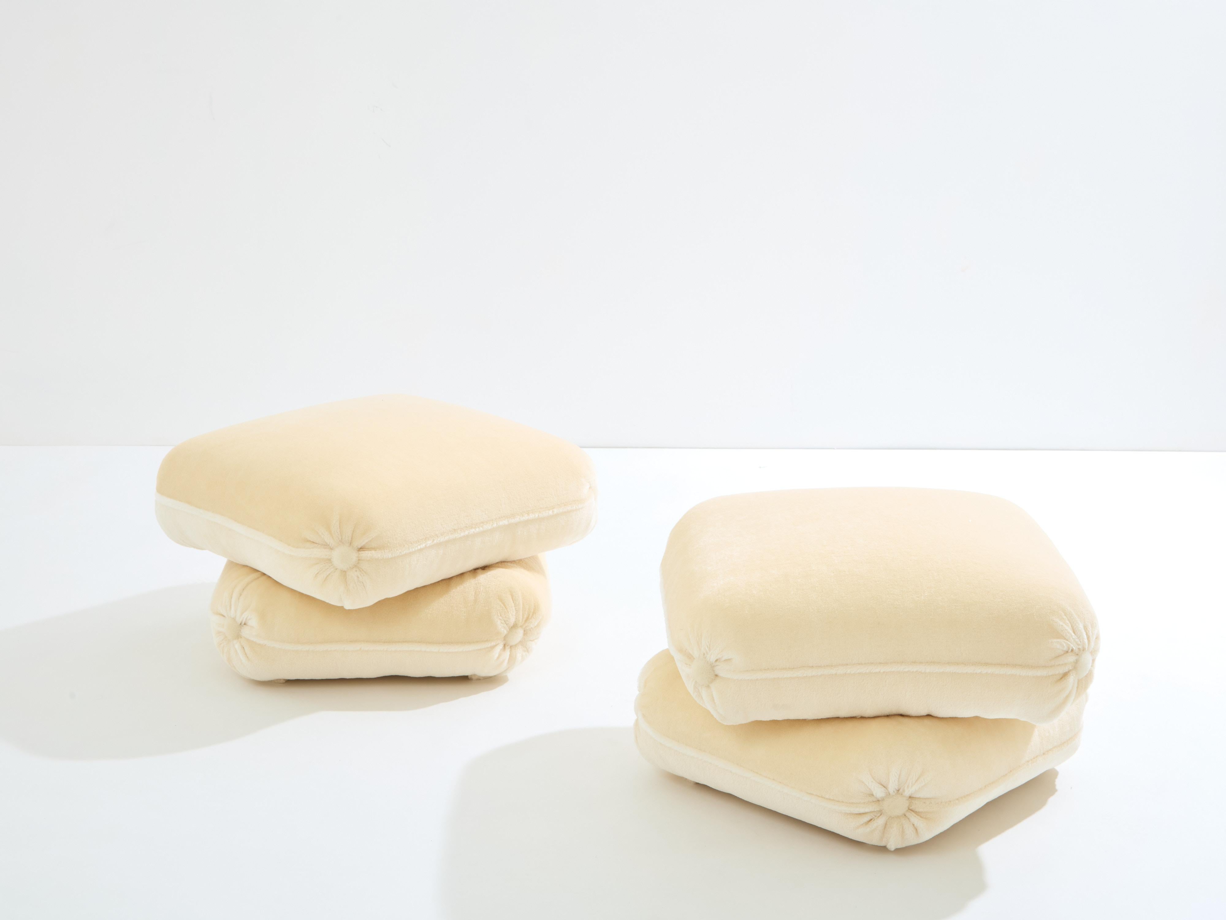 Francese Jacques Charpentier per Maison Jansen coppia di pouf in velluto di mohair anni '70 in vendita