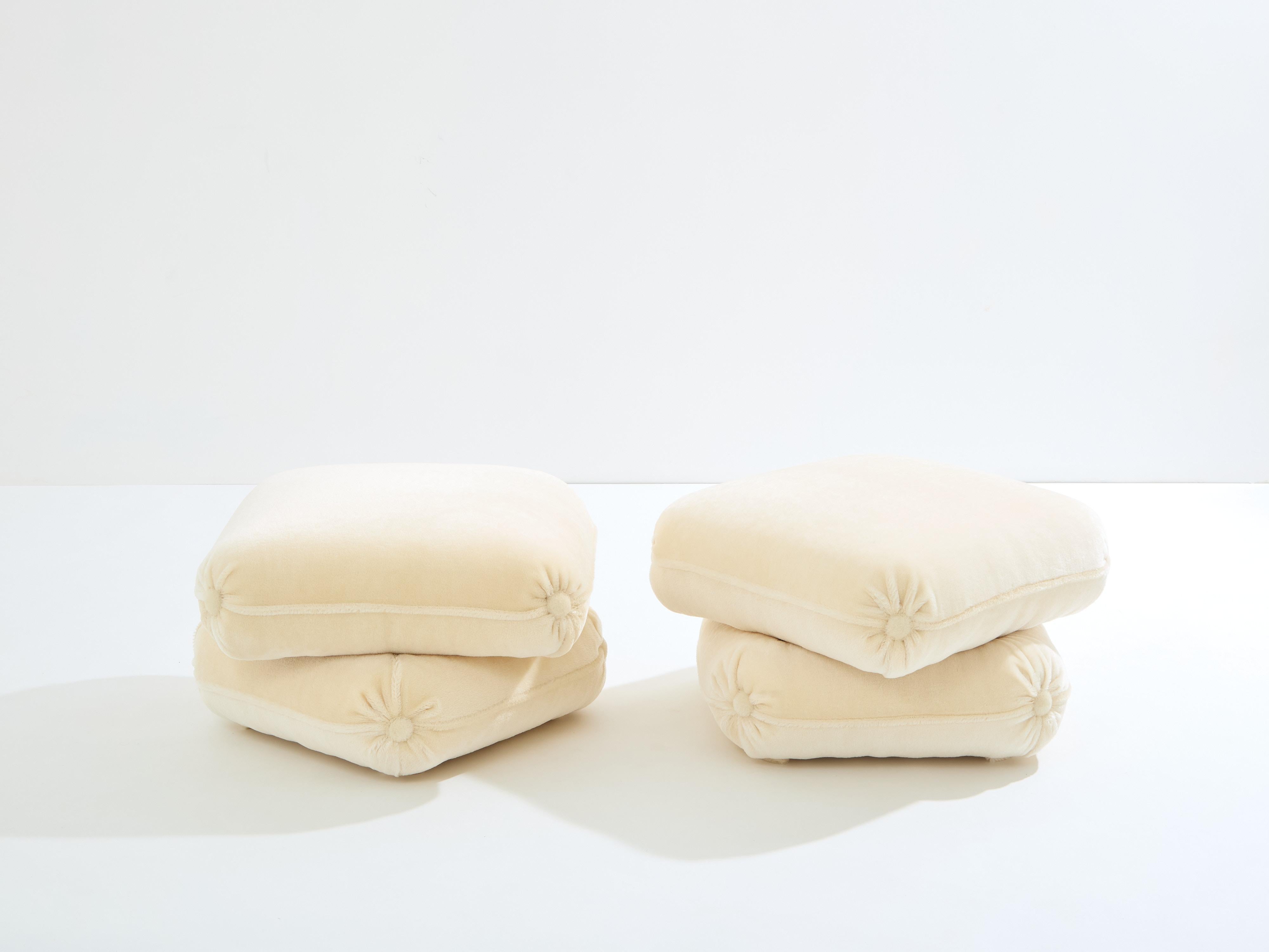 Fine XX secolo Jacques Charpentier per Maison Jansen coppia di pouf in velluto di mohair anni '70 in vendita