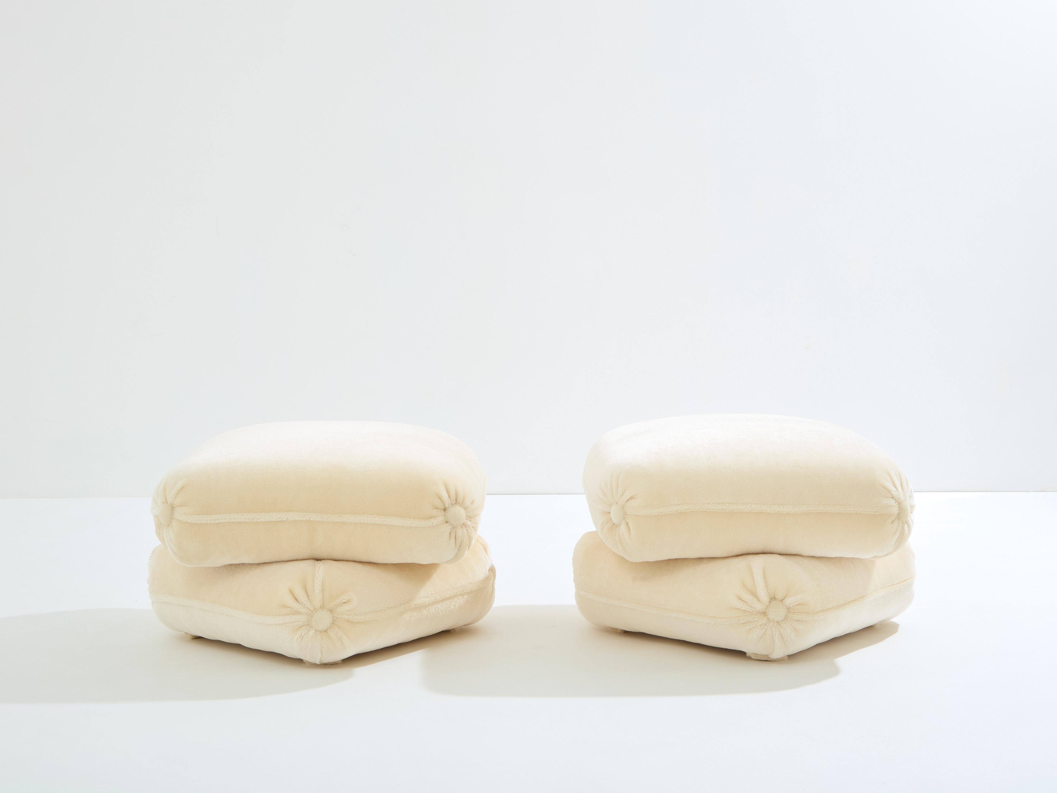 Jacques Charpentier per Maison Jansen coppia di pouf in velluto di mohair anni '70 in vendita 2