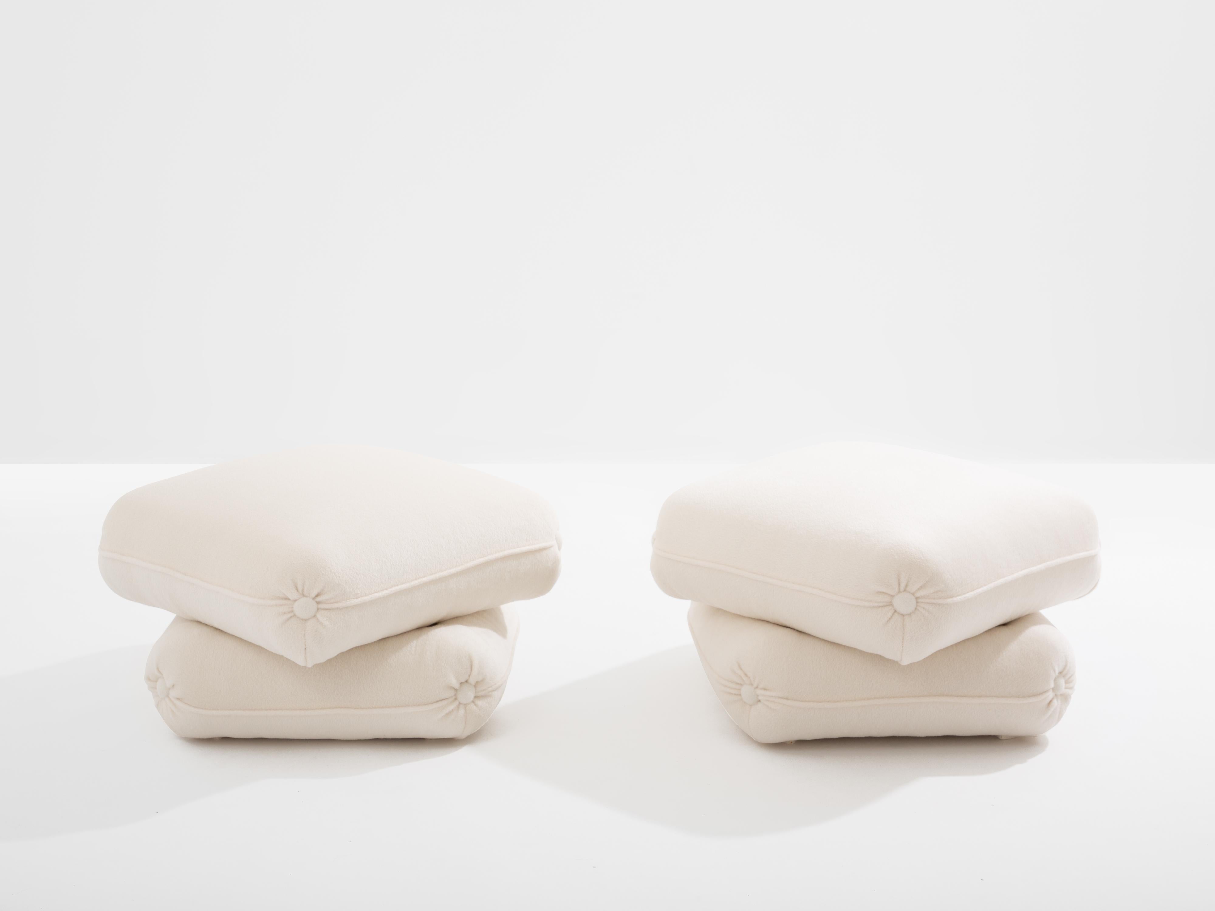 Mid-Century Modern Jacques Charpentier pour Maison Jansen paire de poufs en alpaga blanc 1970 en vente