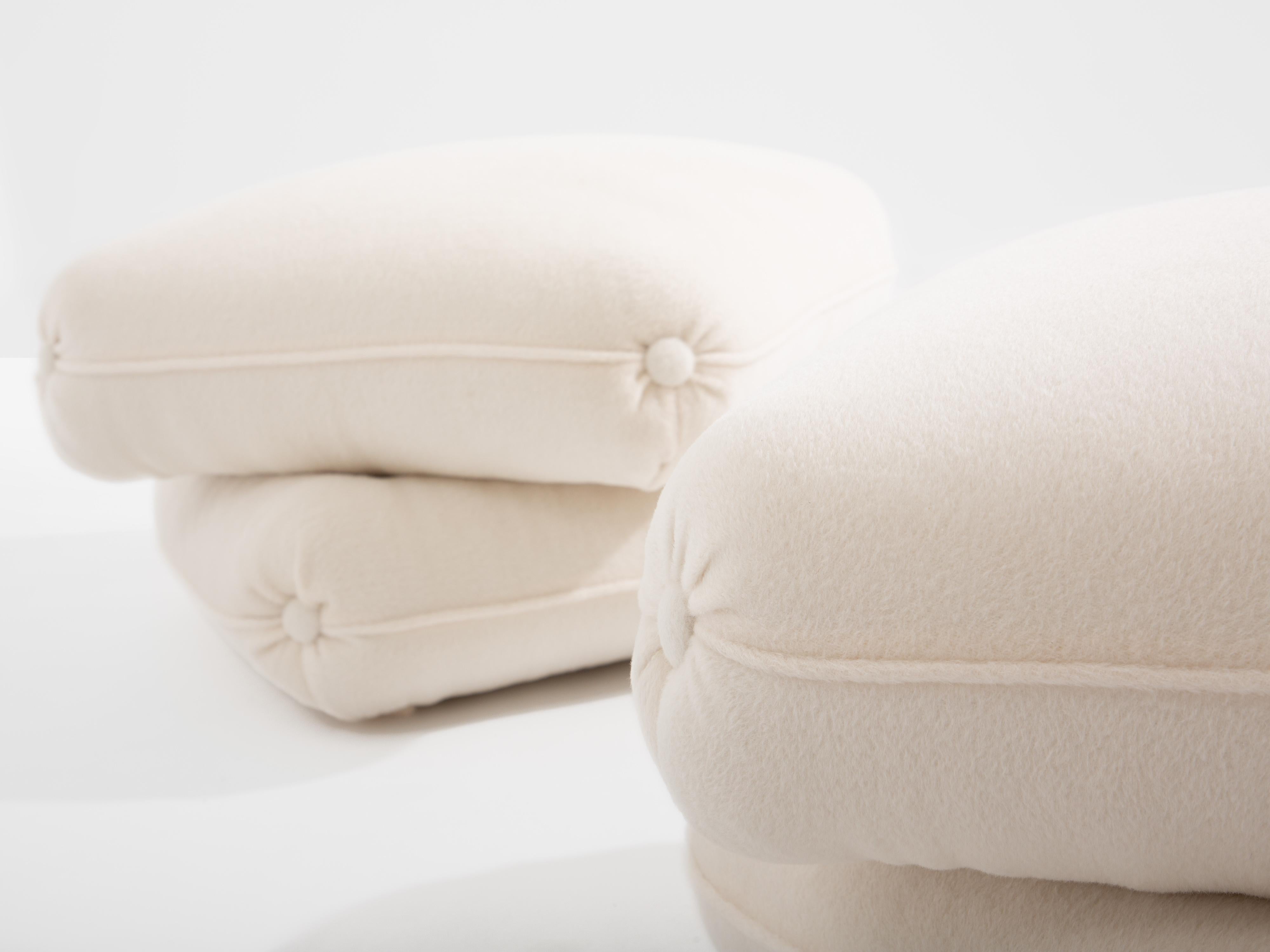 Français Jacques Charpentier pour Maison Jansen paire de poufs en alpaga blanc 1970 en vente
