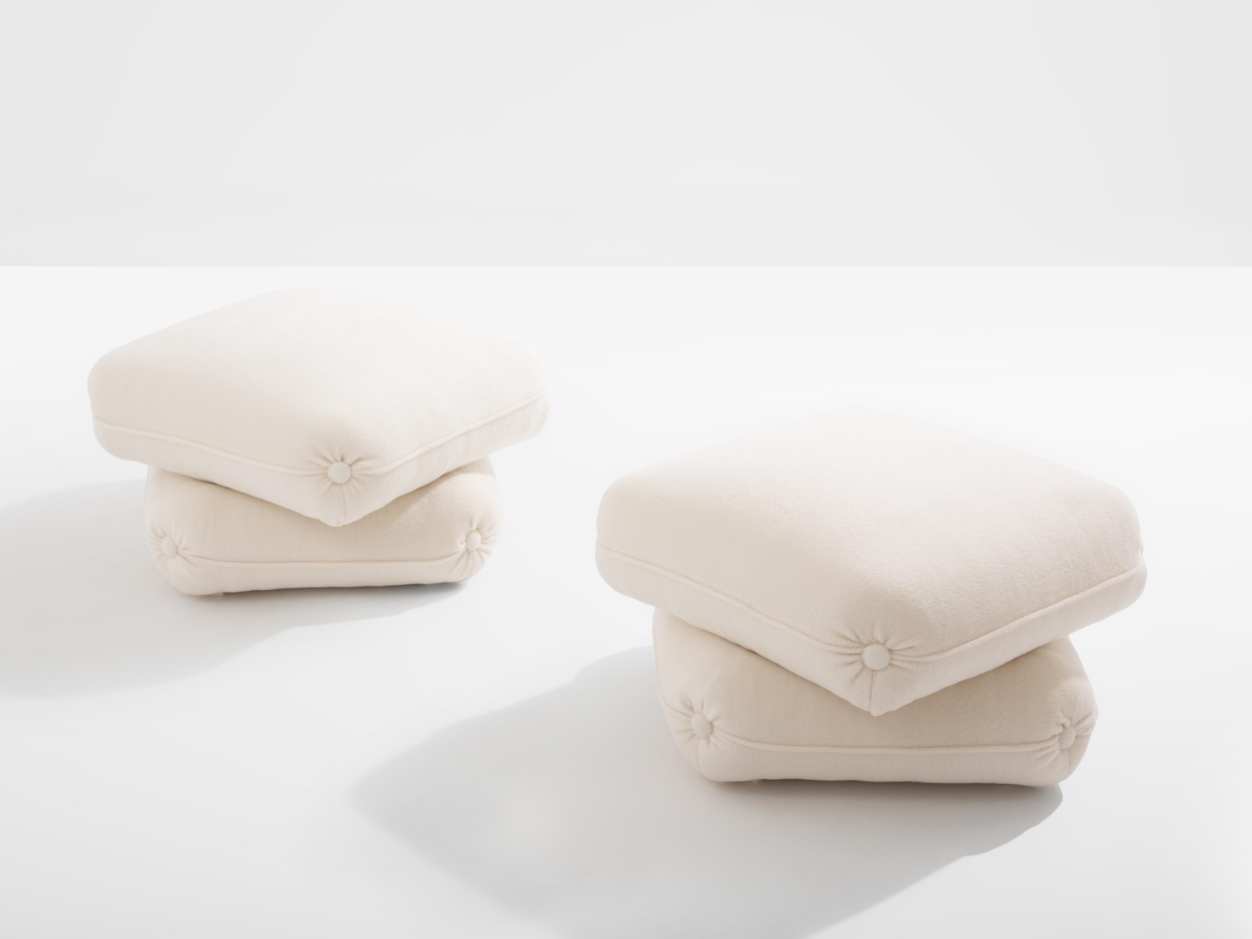 Jacques Charpentier pour Maison Jansen paire de poufs en alpaga blanc 1970 Bon état - En vente à Paris, IDF