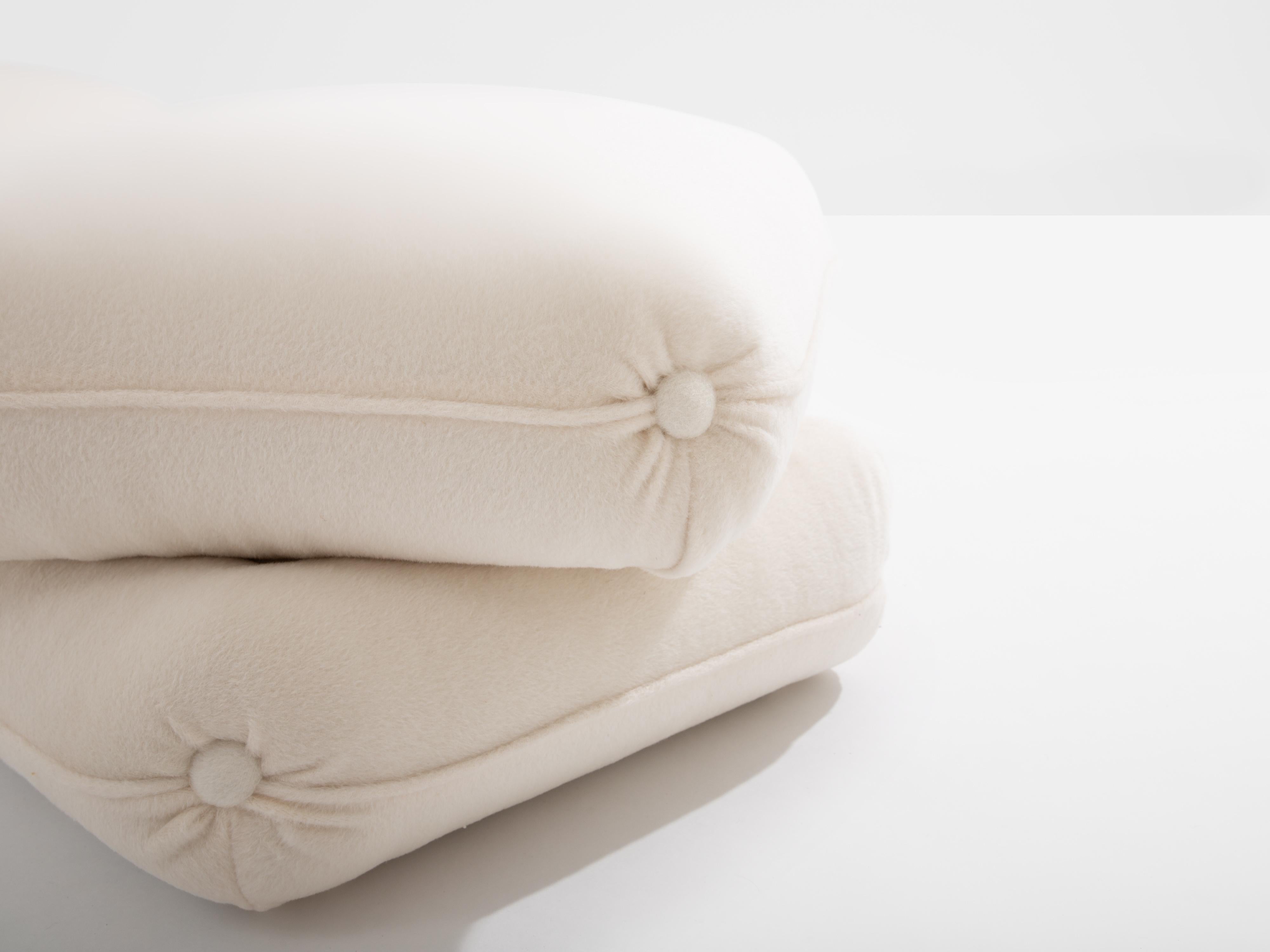 Fin du 20e siècle Jacques Charpentier pour Maison Jansen paire de poufs en alpaga blanc 1970 en vente