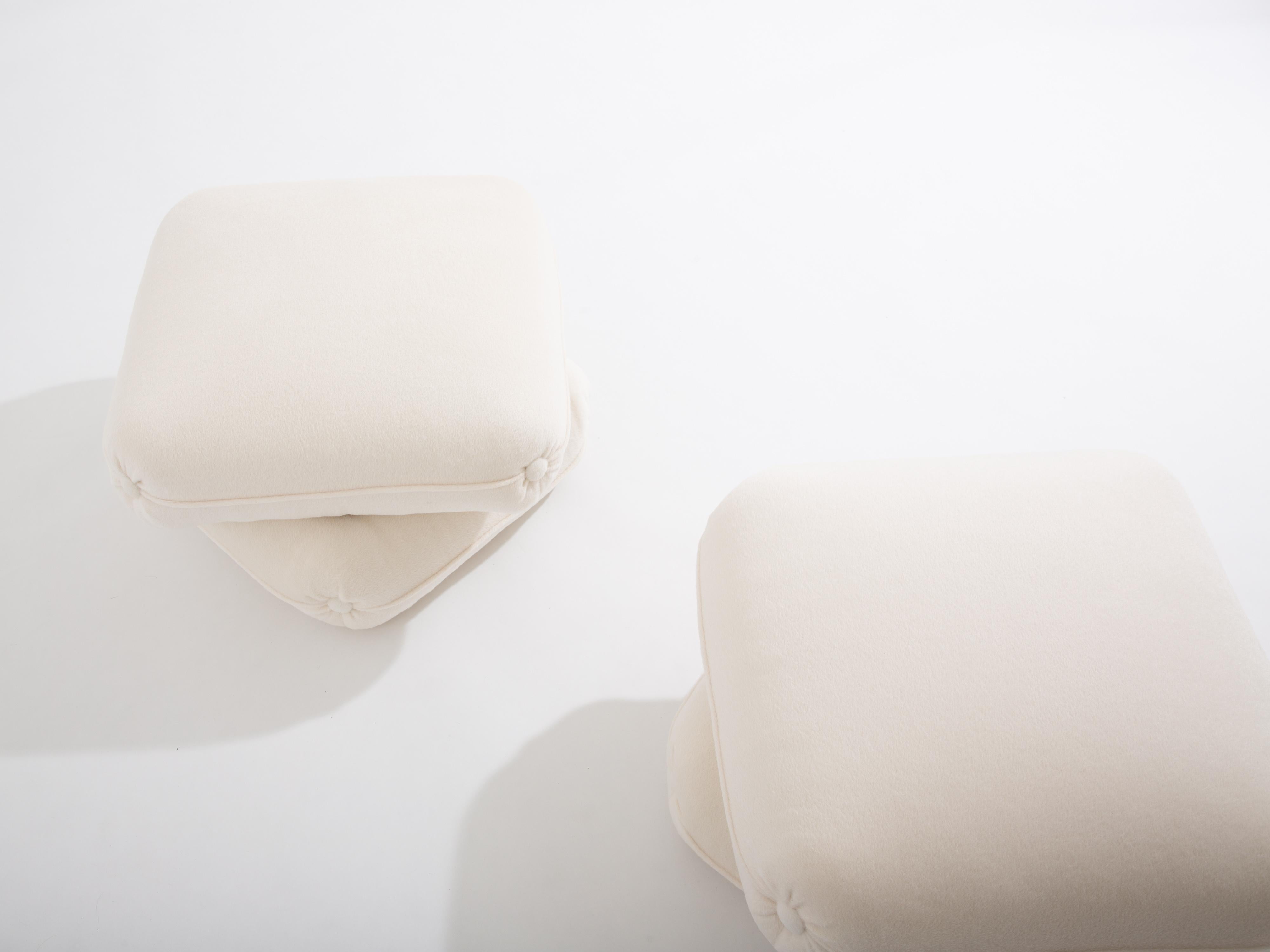 Laine Jacques Charpentier pour Maison Jansen paire de poufs en alpaga blanc 1970 en vente