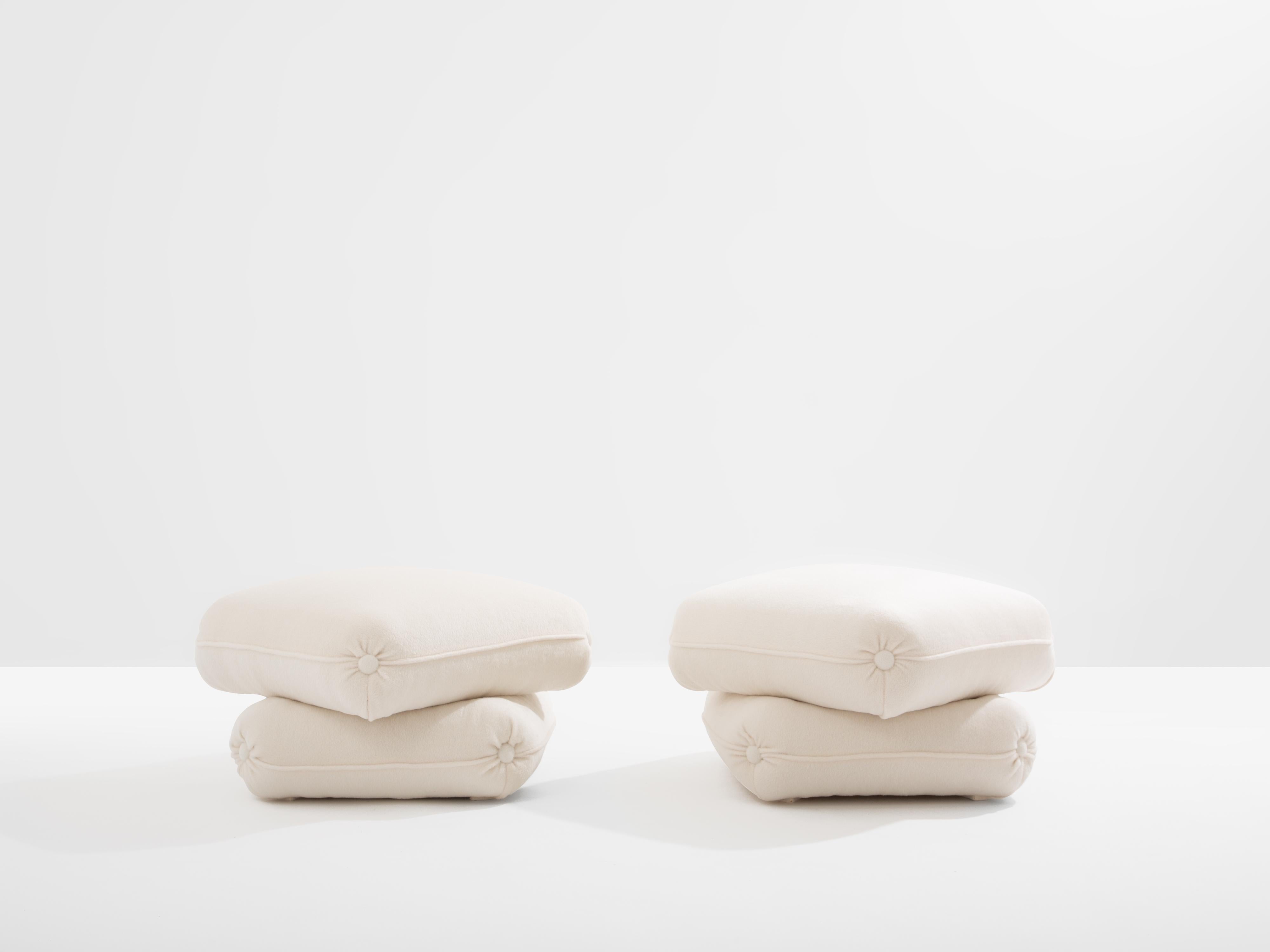 Jacques Charpentier pour Maison Jansen paire de poufs en alpaga blanc 1970 en vente 1