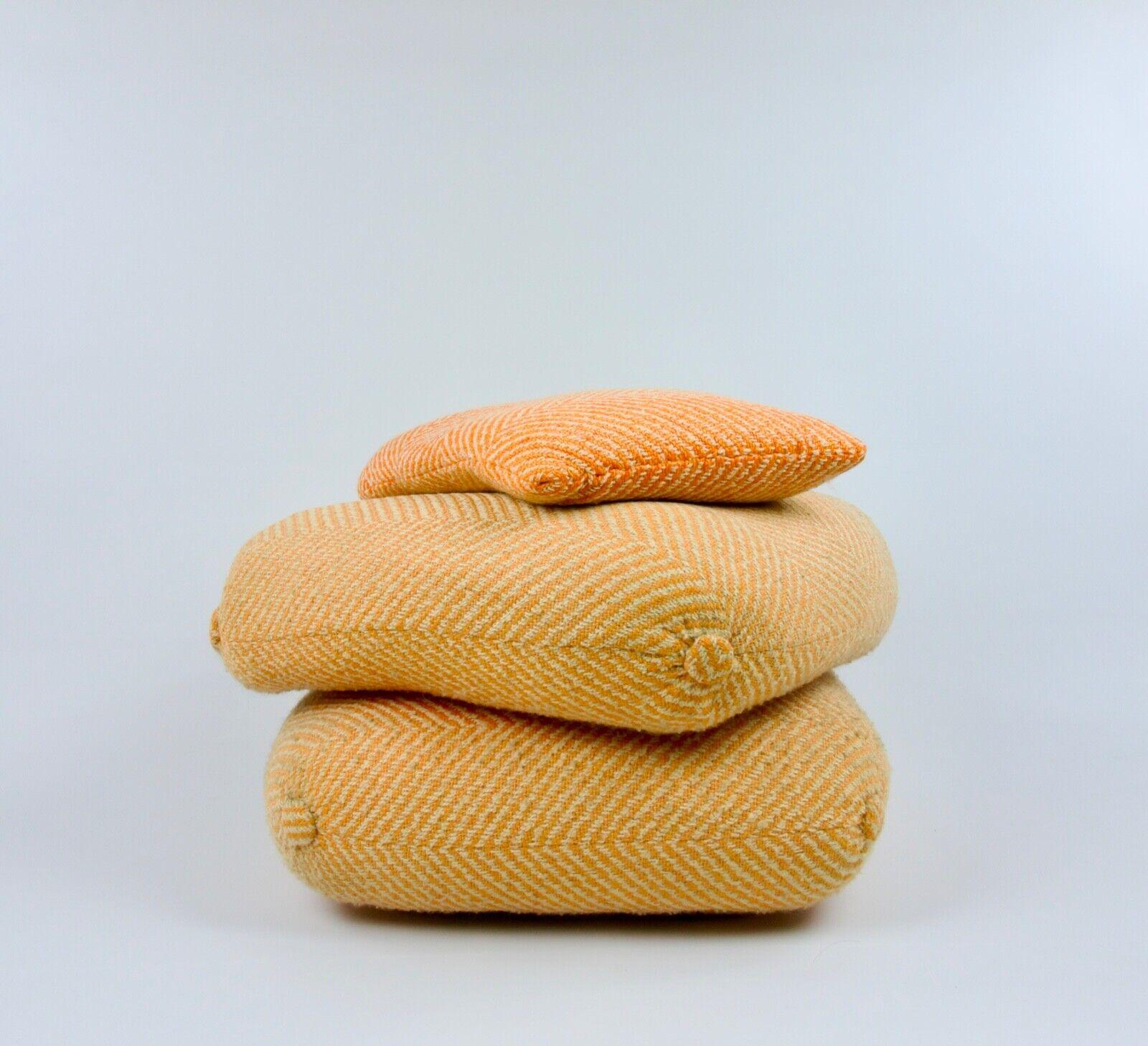 Pouf di metà secolo di Jacques Charpentier per la Maison Jansen nel suo tessuto originale con un cuscino extra, Francia 1970. Tag sotto.

In ottime condizioni.

Dimensioni in cm ( H. x D. ) : 57 x 32