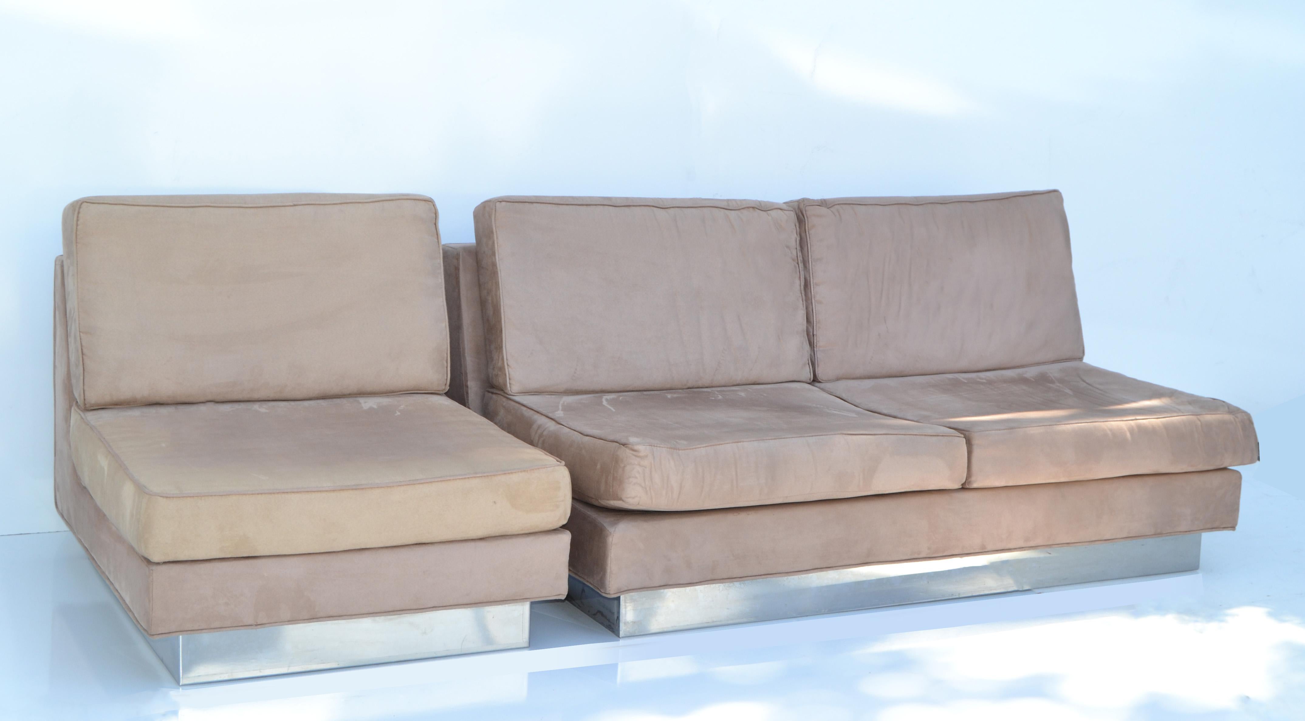 Französisches Mid-Century Modern-Sofa und passender Sessel von Jacques Charpentier.
Gepolstert in beigem Ultrasuede und mit einem verchromten Fuß.
Der Entwurf des Sofas wurde in der Ausgabe April 1971 von 