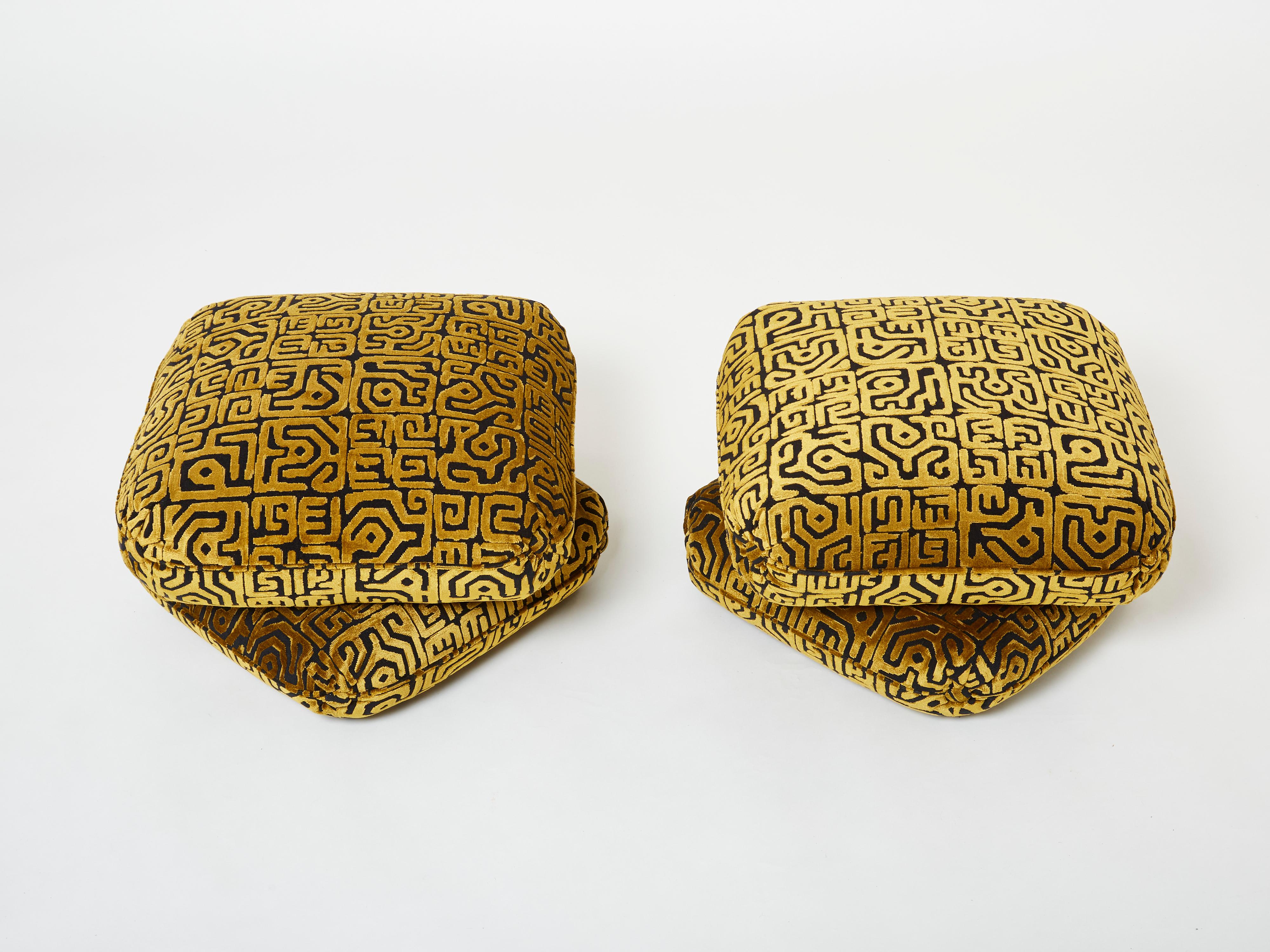 Schönes Paar Hocker des französischen Designers Jacques Charpentier für Maison Jansen, entworfen in den 1970er Jahren. Die Hocker Poufs bestehen aus zwei großen, miteinander verbundenen Kissenelementen. Sie wurden neu mit einem wunderschönen