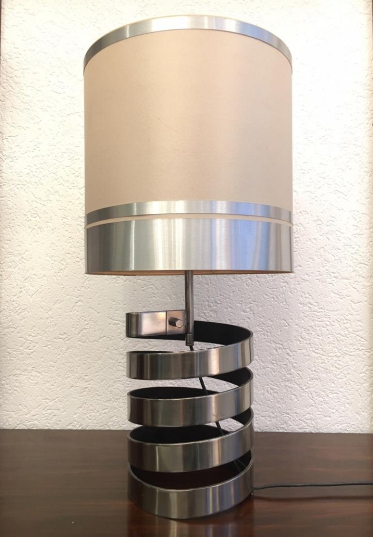 Lampe de table en acier inoxydable de Jacques Charpentier, France, circa 1970
Base hélicoïdale avec abat-jour en acrylique
Très bon état.