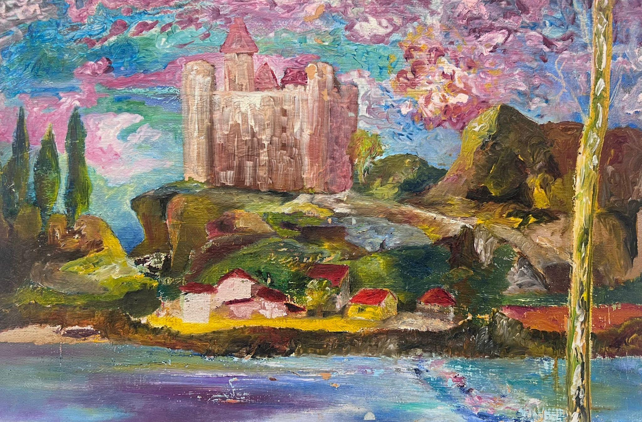 Paysage fantastique expressionniste français Château rose au-dessus d'un village magique