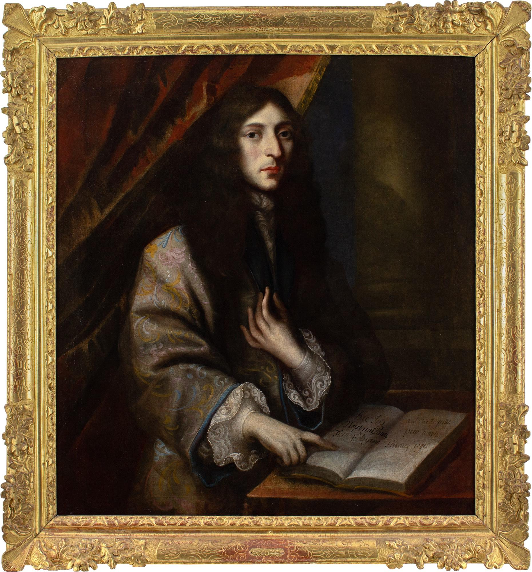 Questo incantevole dipinto a olio francese della fine del XVII secolo raffigura un elegante signore in vestaglia di seta con l'indice destro su un libro aperto. Stilisticamente è paragonabile all'opera di Jacques d'Agar (1640-1715).

Vestito con una