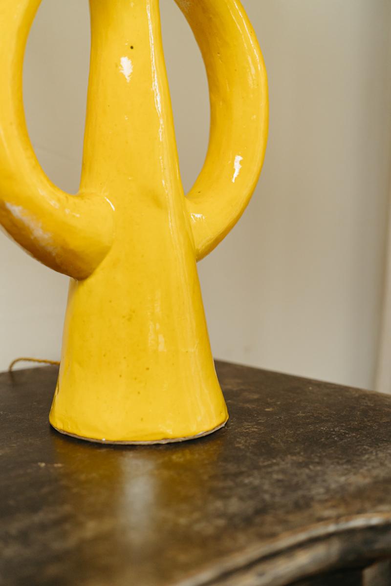 Vernissé Lampe de bureau « Madam » en céramique émaillée jaune de Jacques Darbaud en vente