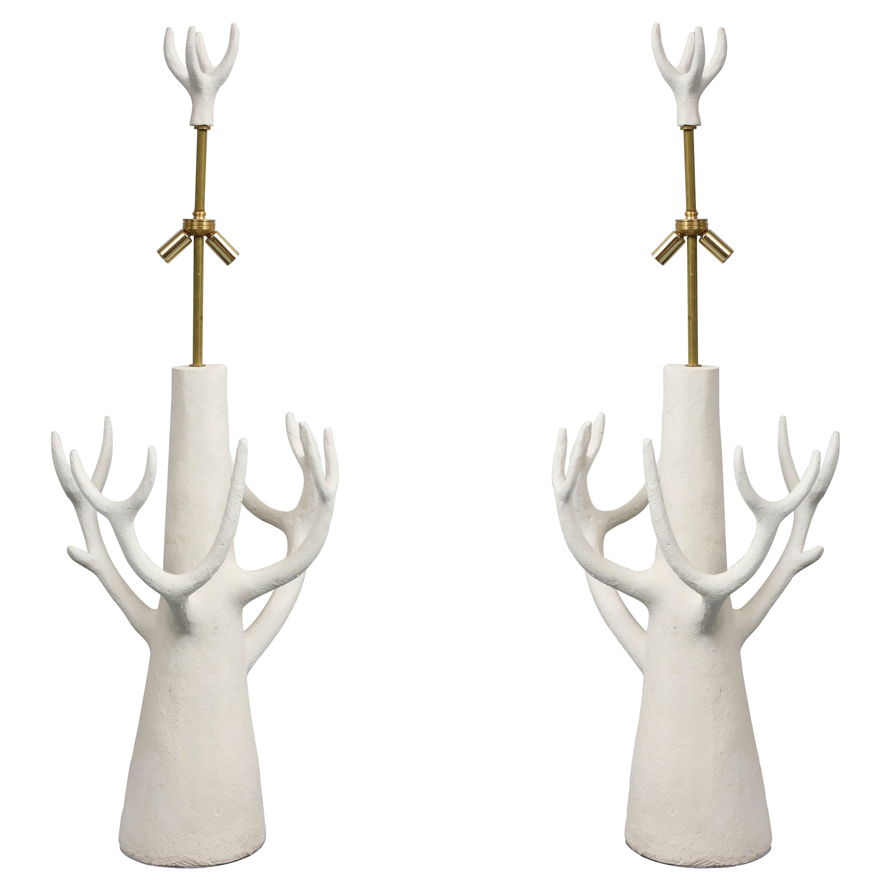 Este par de lámparas de cerámica blanca fue creado por el escultor Jacques Darbaud.  El árbol fue probablemente la inspiración. Las lámparas  tienen cableado estadounidense. Estas lámparas  pueden considerarse también esculturas. 