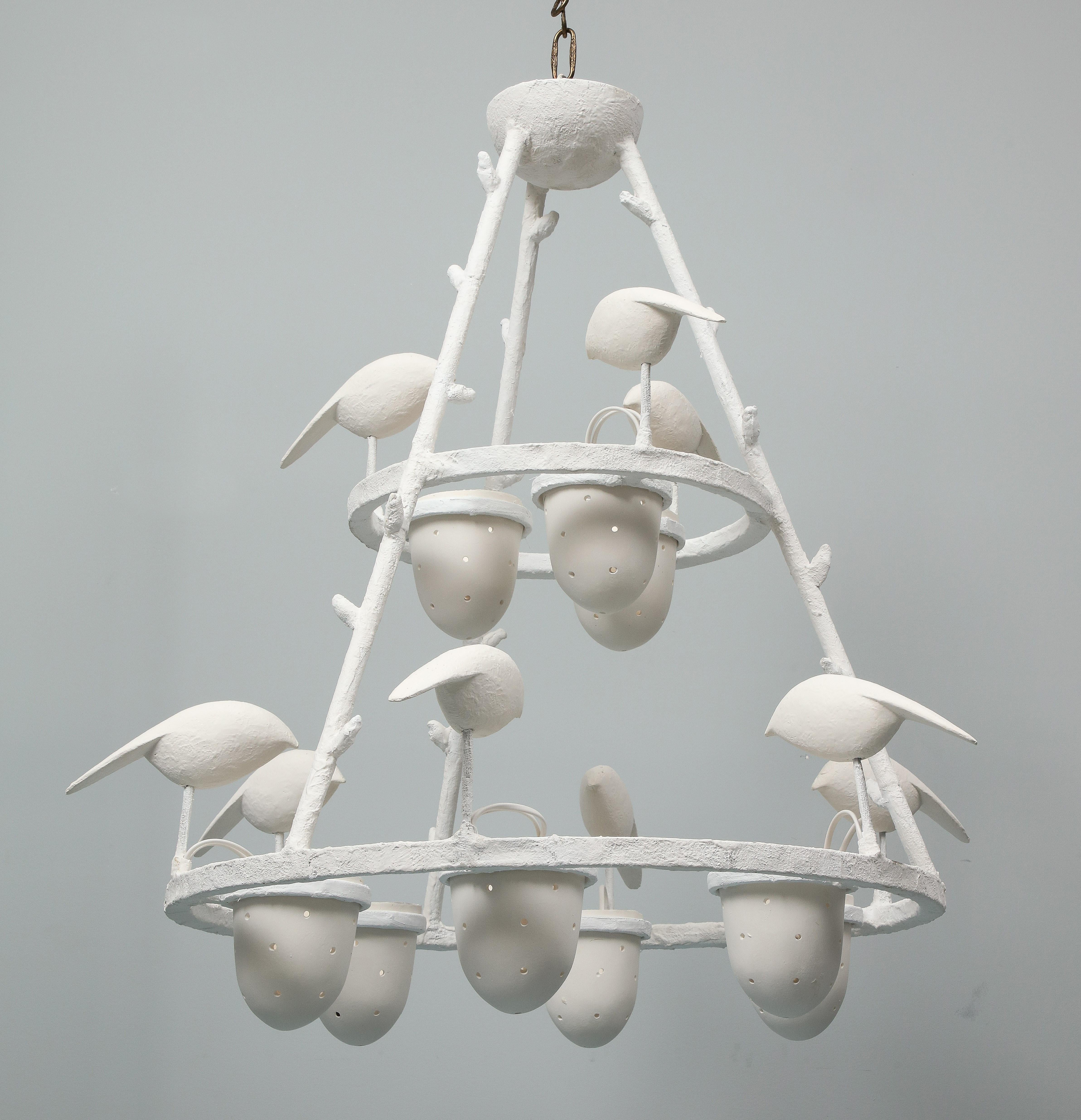 Jacques Darbaud, weißer Gips-Kronleuchter aus Gips mit Vögeln (Metall) im Angebot