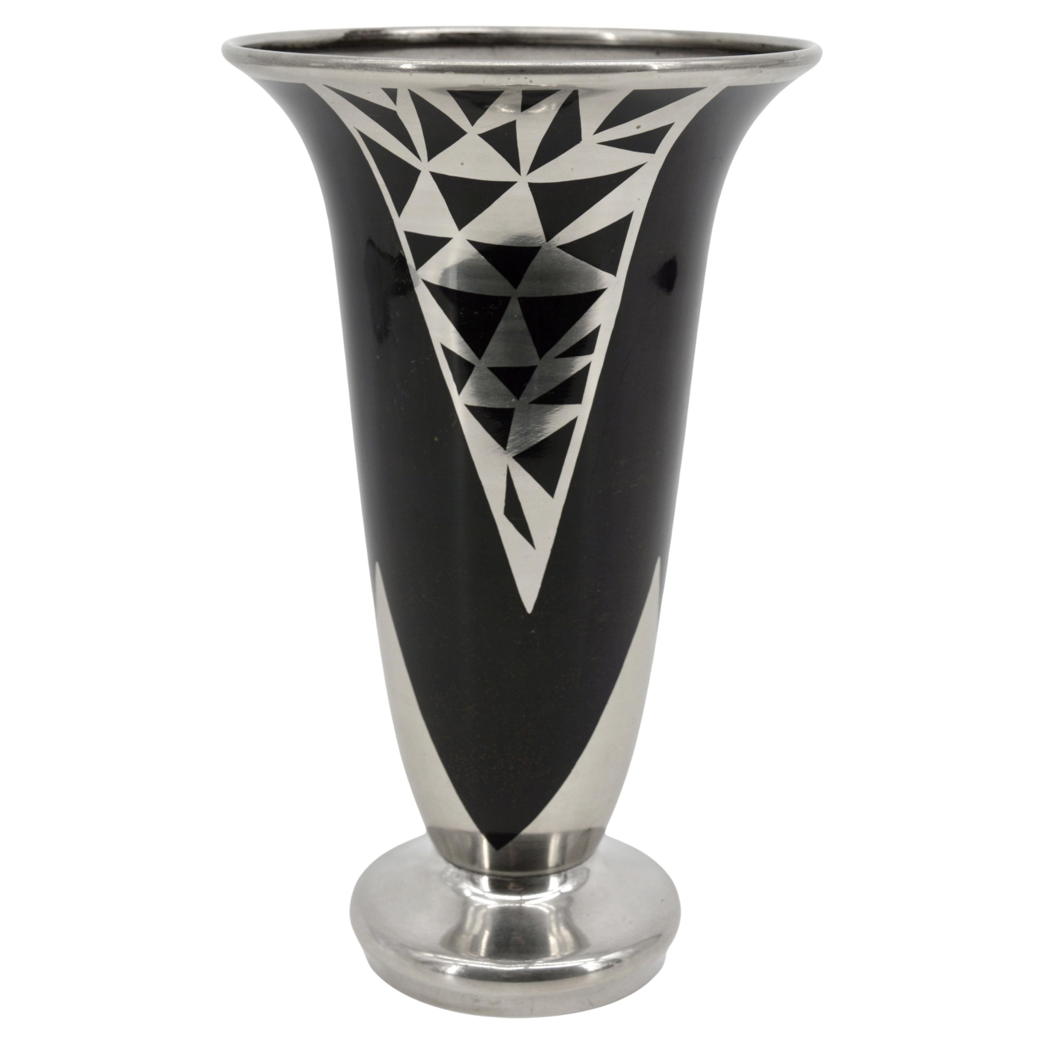 Vaso in ottone Jacques Douau 1937