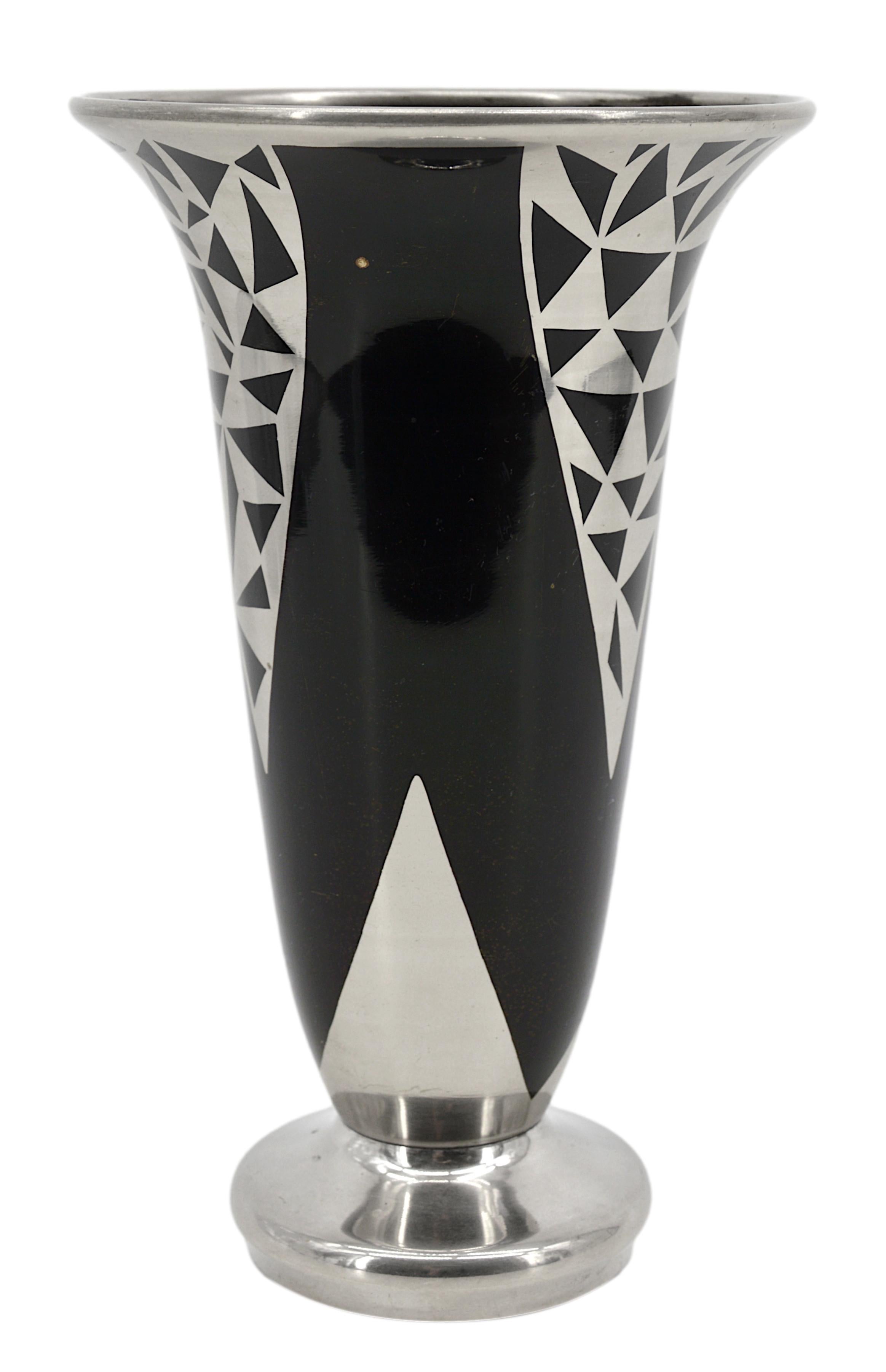 Französische Art-Déco-Vase aus Messing von Jacques Douau, 1937 (Art déco) im Angebot