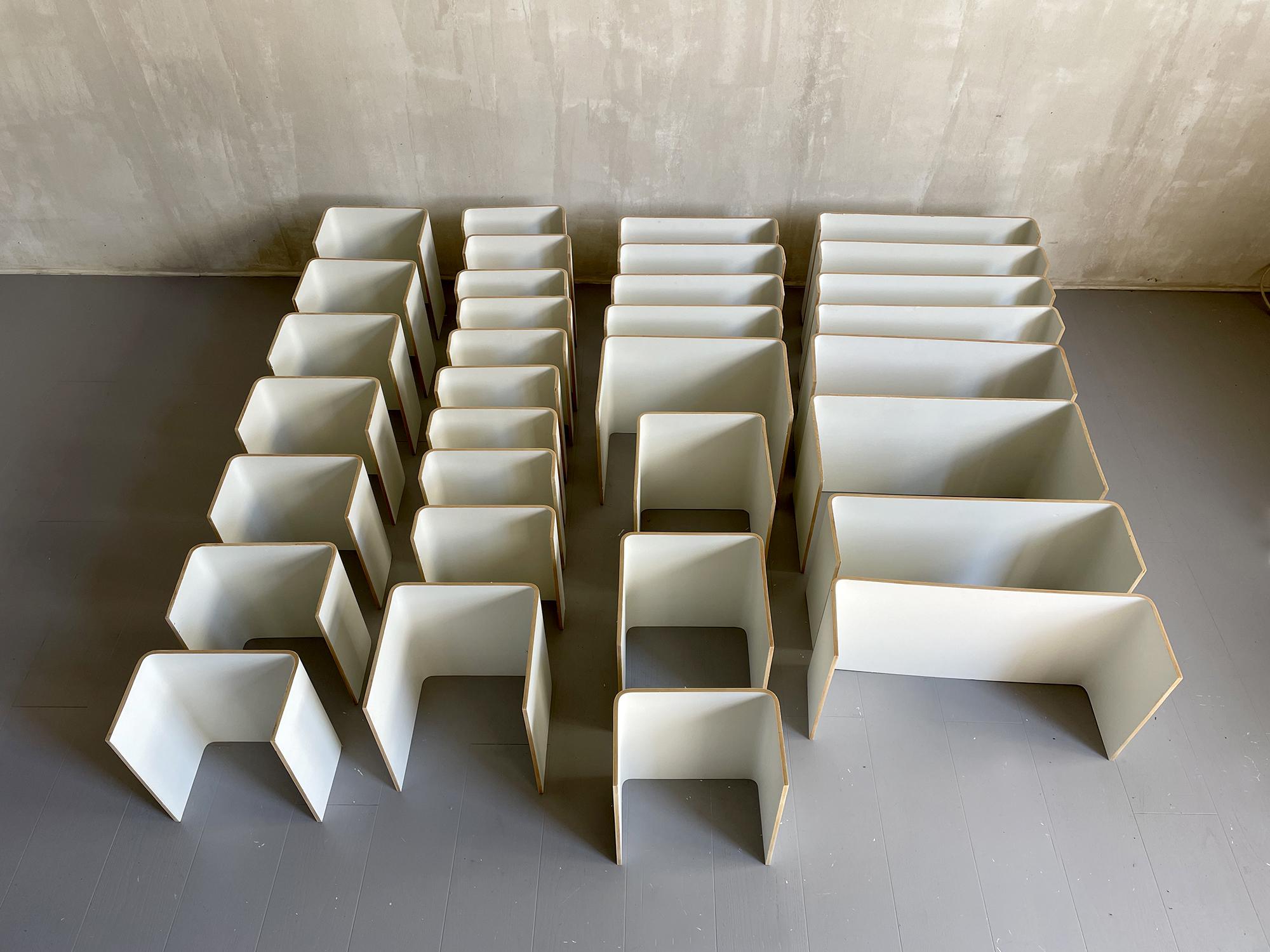 Bookcase in white lacquered curved plywood created by Jacques Dumond and produced by Les Ateliers Jacques Dumond in Lyon, France 1963.
Structured around two elements assembled by an aluminum stirrup, this bookcase is fully modular. This library