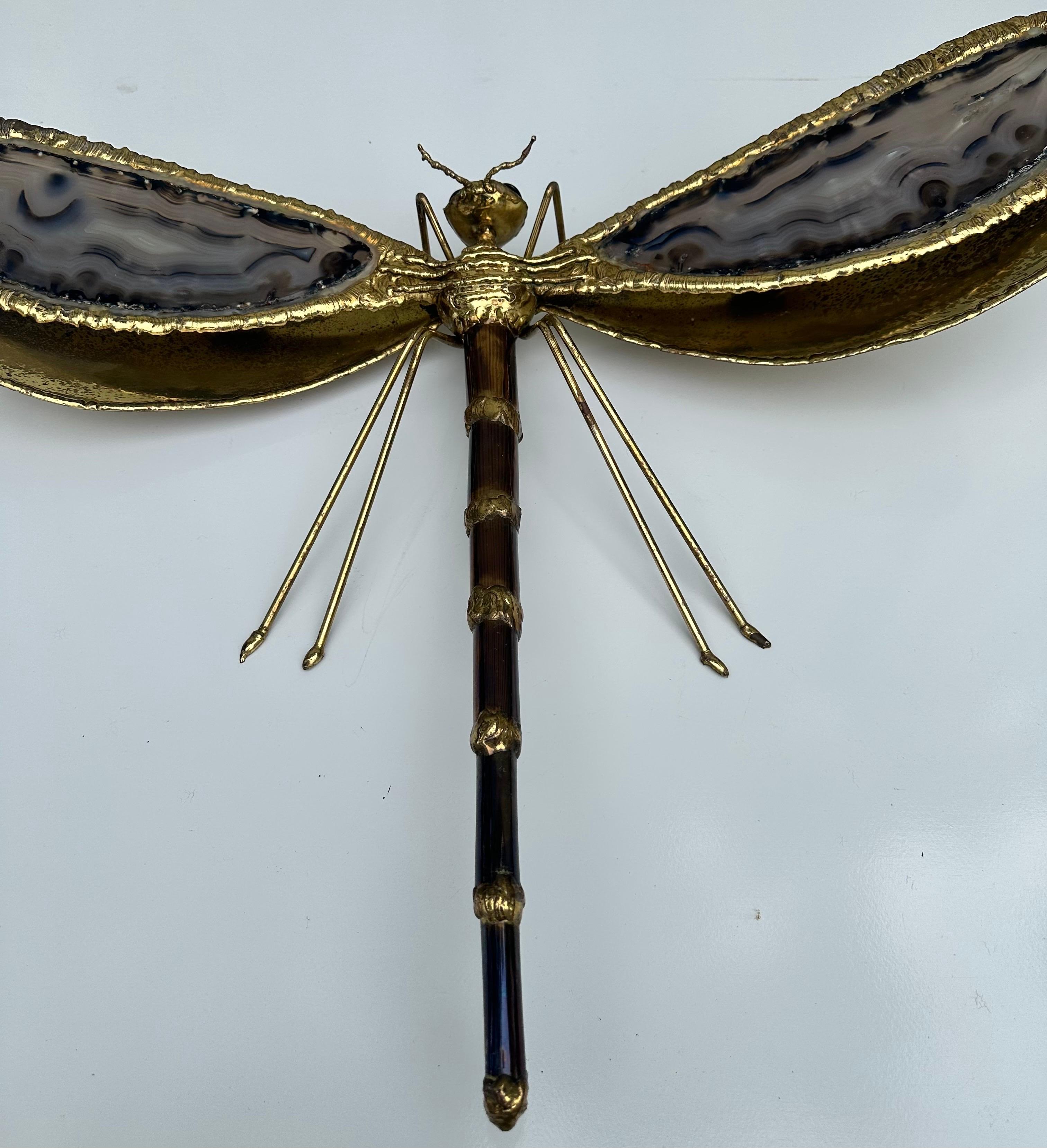 Grande applique Duval Brasseur Dragonfly.
Laiton et pierre d'agate .
2 douilles, une dans chaque aile, ampoule de 40 watts max.