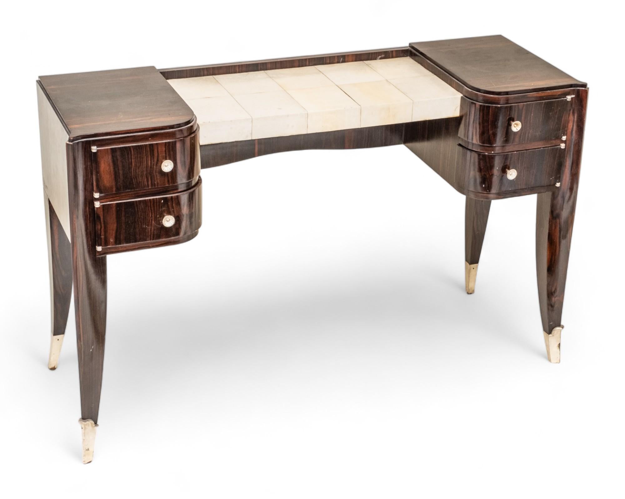Tavolo da scrivania in ebano Macassar di Jacques Émile-Jacques Ruhlmann, attribuito a un'opera francese finemente lavorata, con un piano di lavoro rivestito di pergamena sopra due cassetti angolari a cerniera foderati di Oak su entrambi i lati,