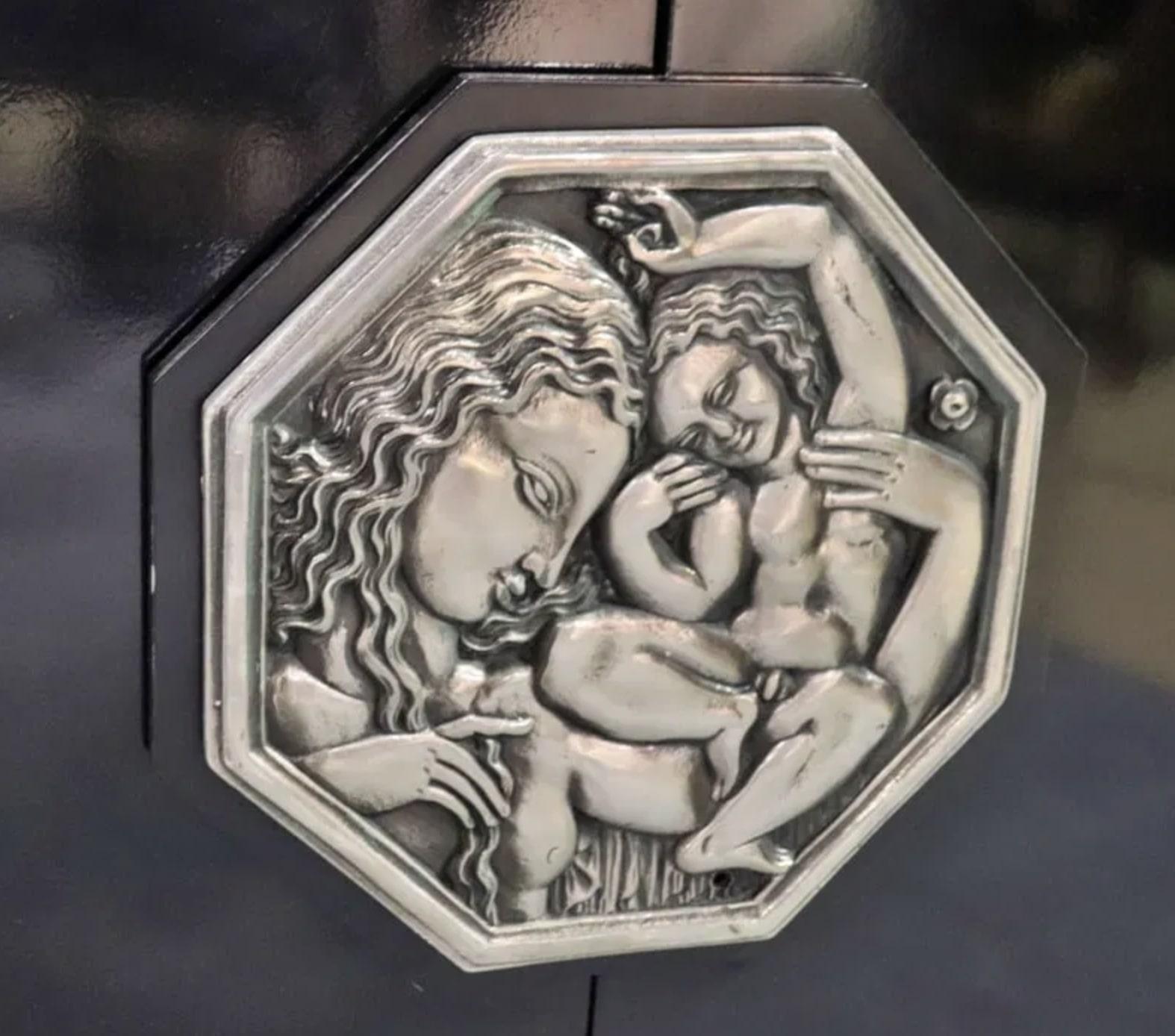 Mobile bar alto e asciutto in un meraviglioso stile art déco. Ricreazione del famoso mobile progettato da Émile-Jacques Ruhlmann (1878-1933). Due ante con grande medaglione in foglia d'argento. Un vano a giorno completo con ripiano superiore e