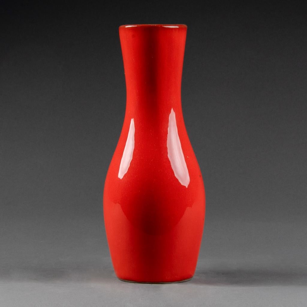 Jacques et Dani RUELLAND, France : Red enameled flared vase
Grey ground with red oral enameled coulour


Signed :  'Ruelland' underneath


France, circa 1950/1960.

Very good condition

Dimensions : 
Height = 21.5 cm
Width = 9.5 cm 
Base diameter =