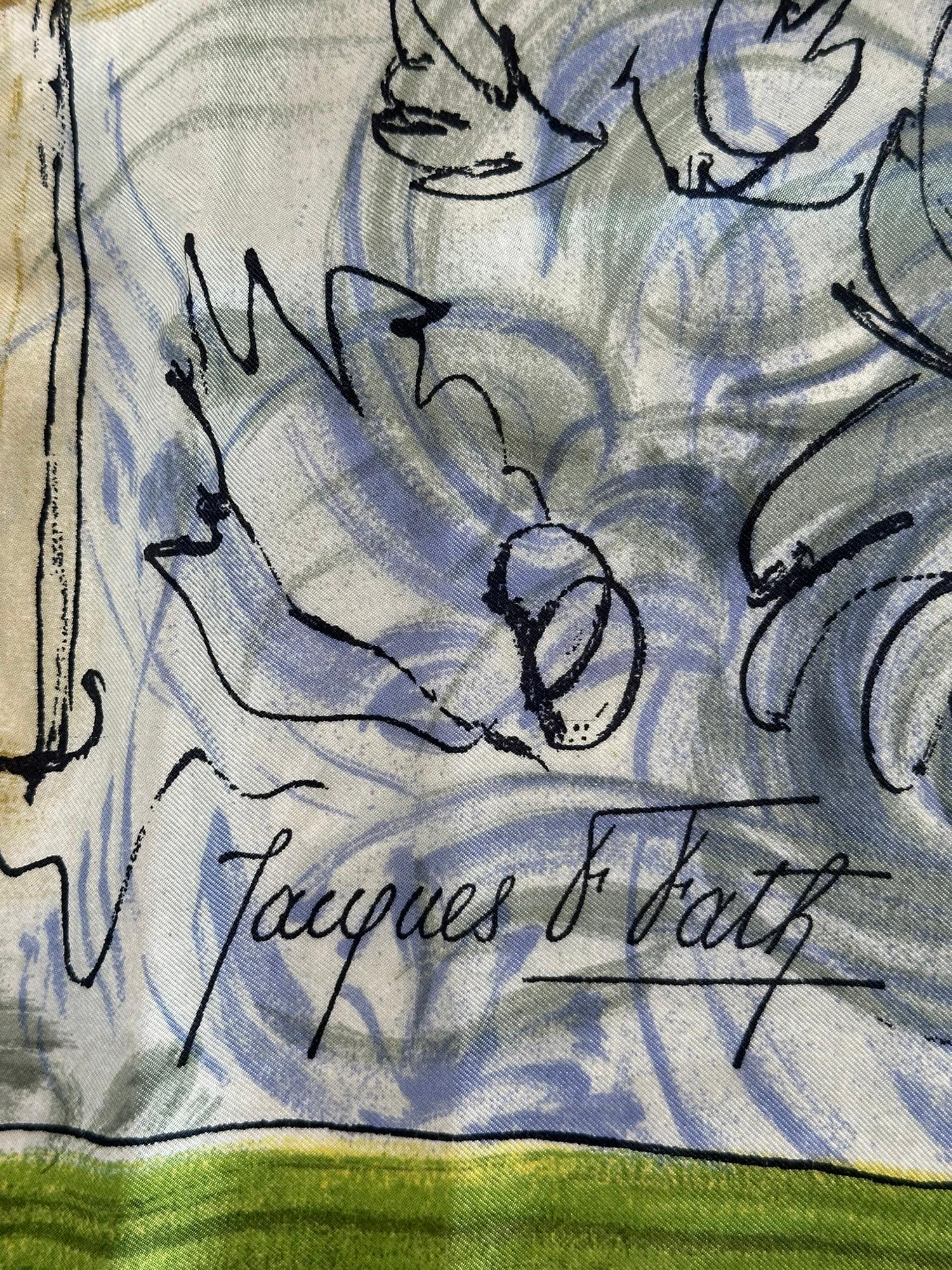 Jacques Fath 1950s Impressionist Garden Painting charmeuse Silk Scarf. Un ciel sombre avec un arbre qui souffle dans le vent. Sur une balustrade avec une urne au centre, se trouve un grand paon bleu tourbillonnant. Le design a beaucoup de mouvement.