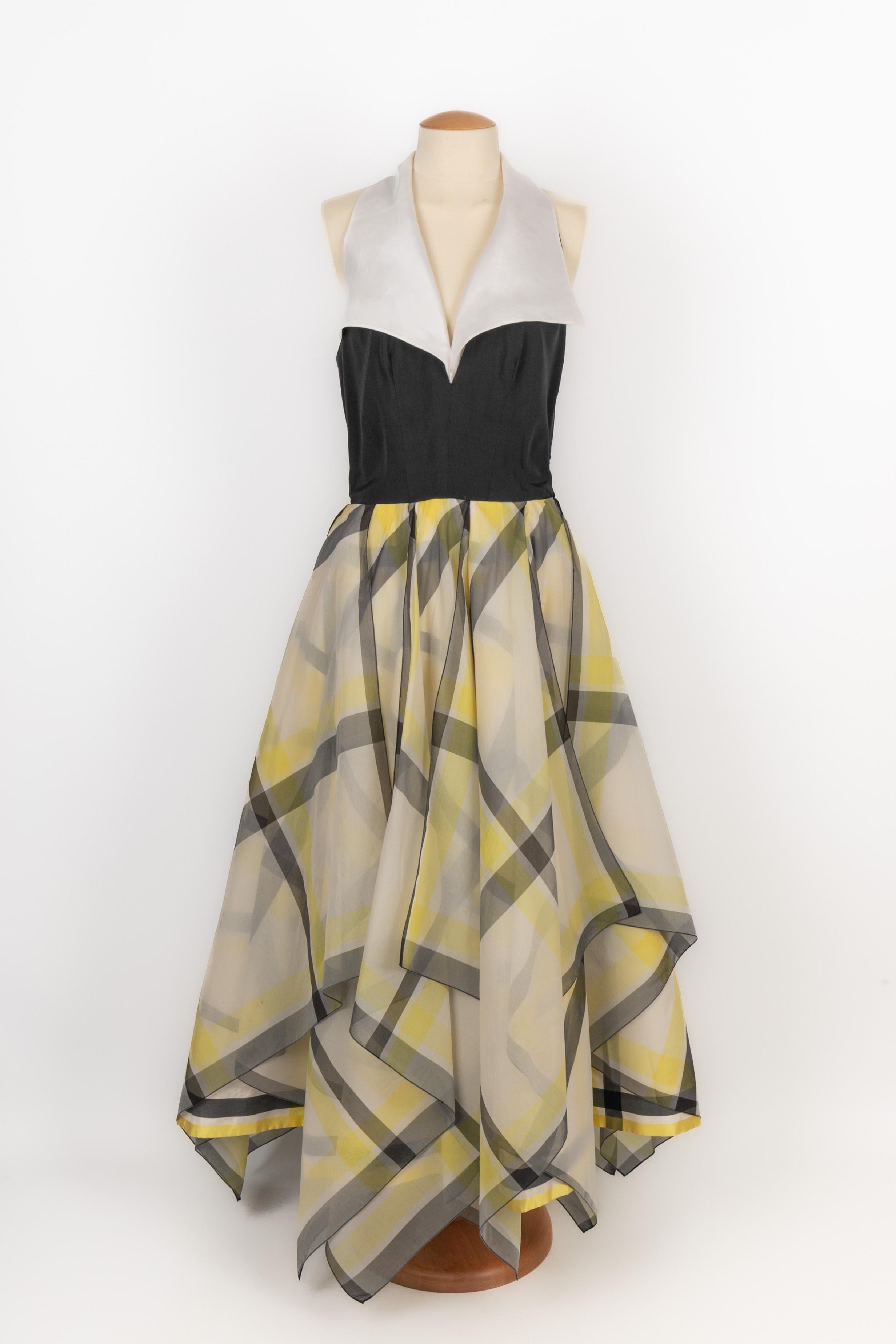 JACQUES FATH - Vestido de organza en tonos negros, amarillos y blancos. Cuello desmontable. El vestido viene con un chal. Se indica la talla 42FR.

Estado:
Estado decente

Dimensiones:
Pecho: 41 cm - Cintura: 36 cm - Largo: 160 cm

SKU:VR415