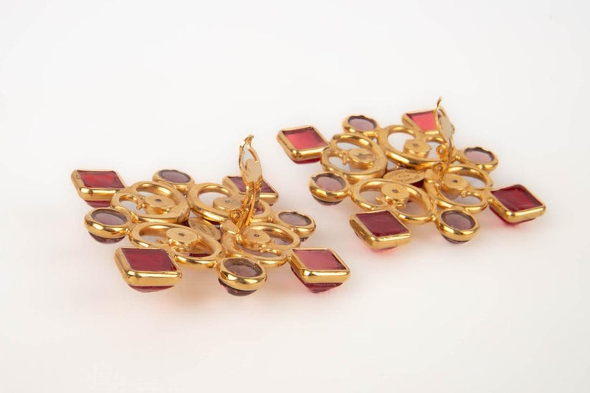 Jacques Fath Golden Metal Earrings with Pink and Red Glass Paste Cabochons In Good Condition For Sale In SAINT-OUEN-SUR-SEINE, FR