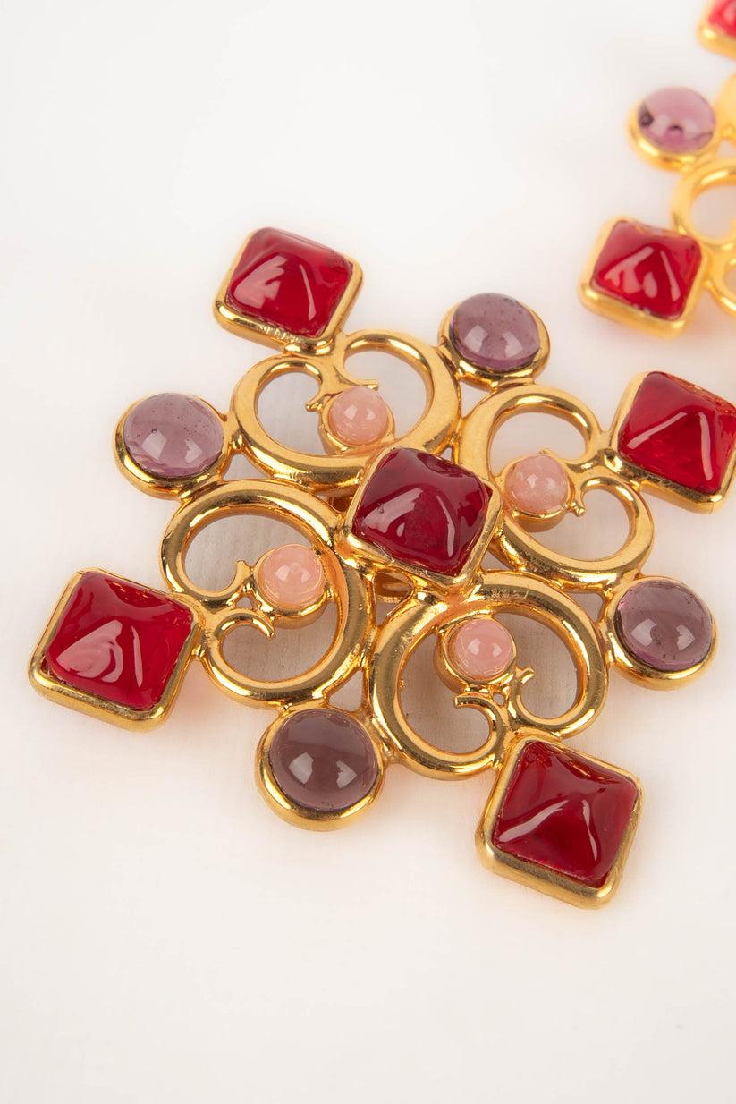 Women's Jacques Fath Golden Metal Earrings with Pink and Red Glass Paste Cabochons For Sale
