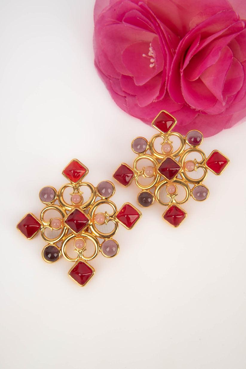 Jacques Fath Golden Metal Earrings with Pink and Red Glass Paste Cabochons For Sale 3