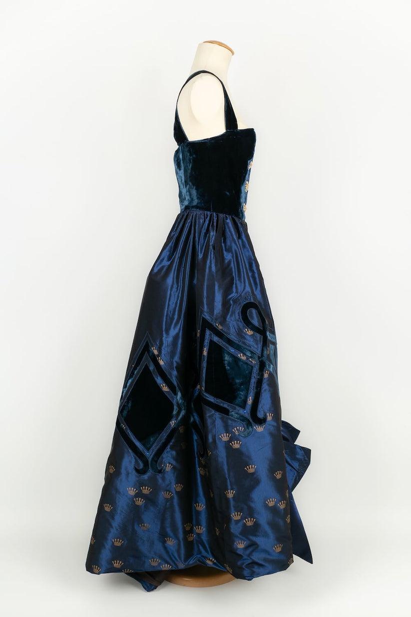Jacques Fath - Silk taffeta maxi dress with midnight blue velvet and gold metal buttons with rhinestones. No size indicated, it corresponds to a 36FR.

Additional information: 
Dimensions: Chest: 40 cm, Waist: 30 cm, Length: 144 cm
Condition: Very