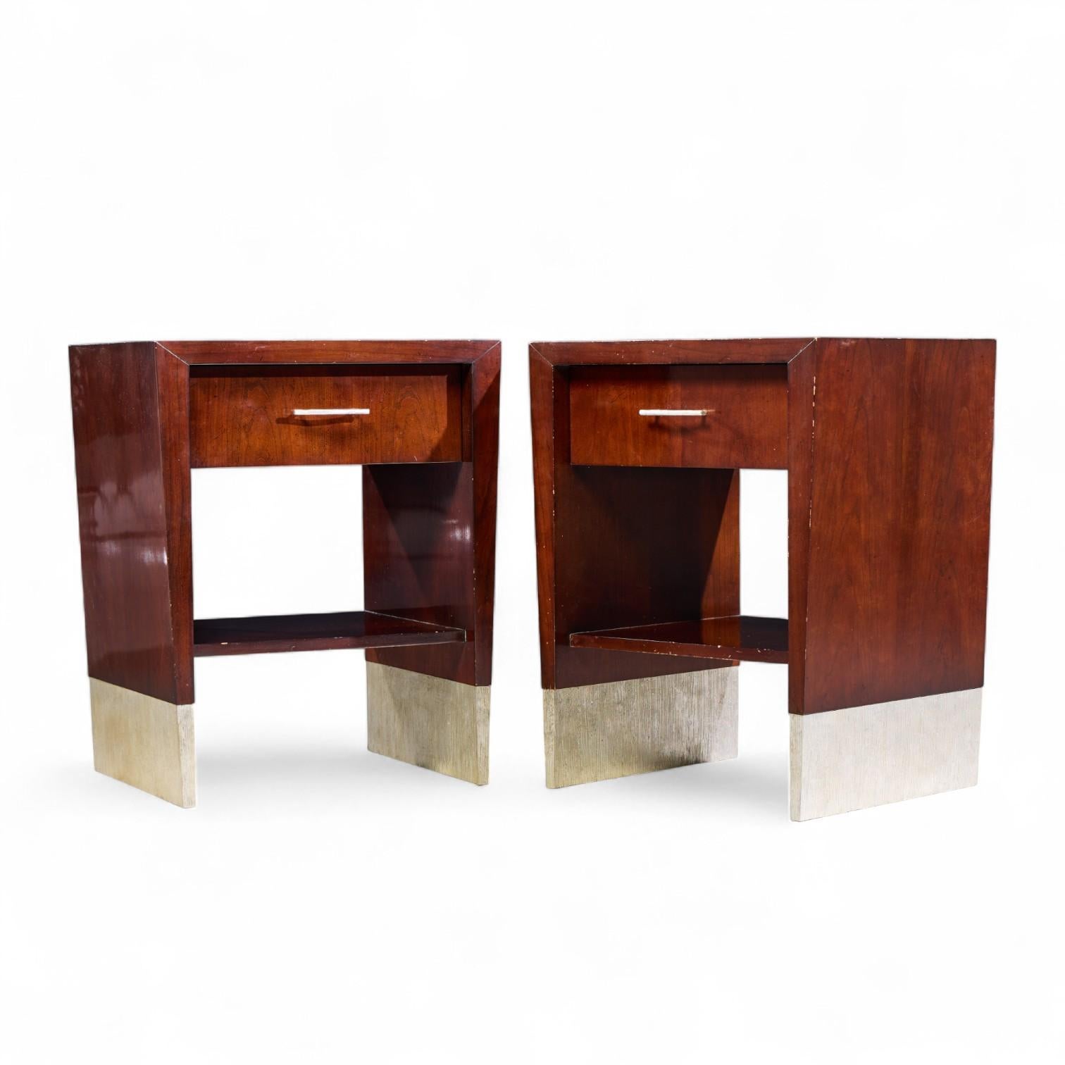 Moderne Jacques Garcia for Baker Furniture Tables de nuit en acajou - Paire en vente