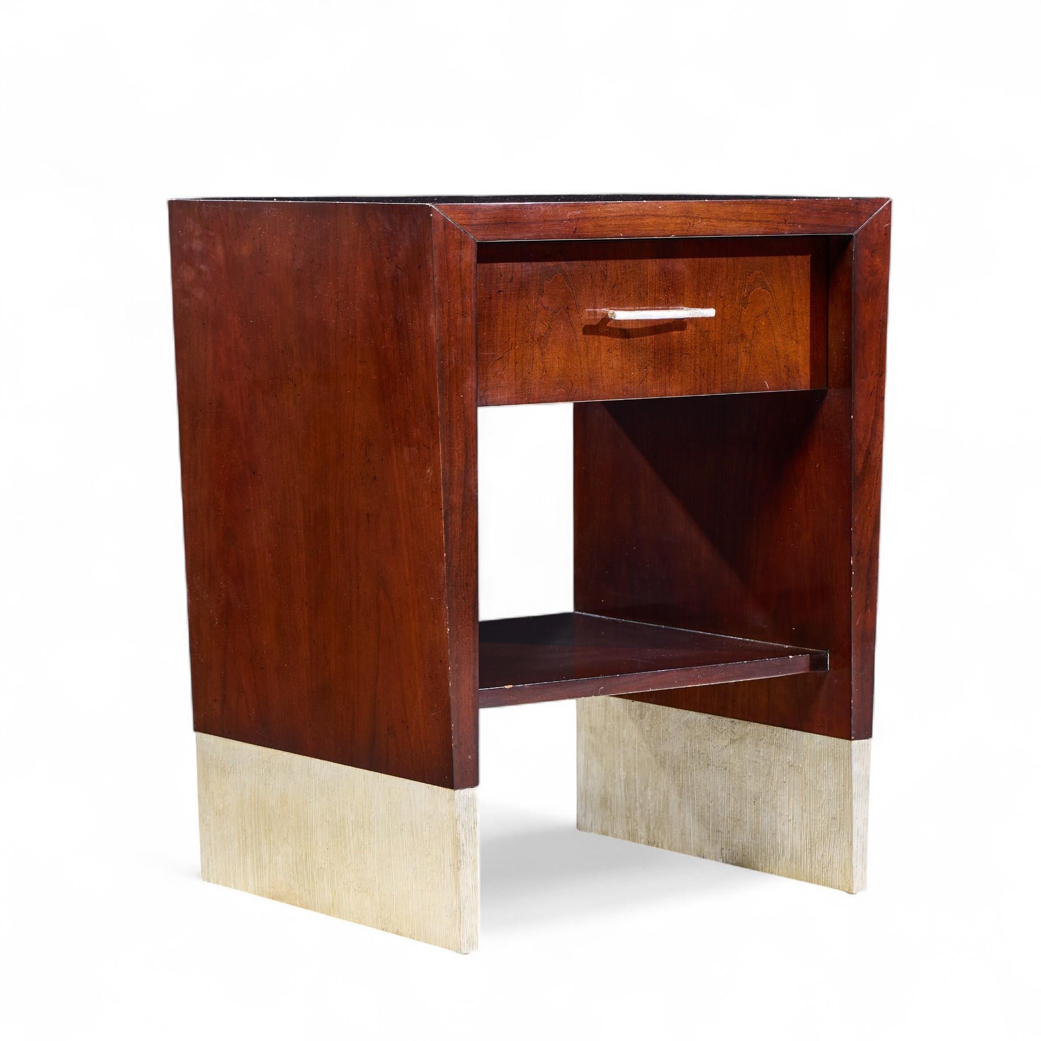 20ième siècle Jacques Garcia for Baker Furniture Tables de nuit en acajou - Paire en vente