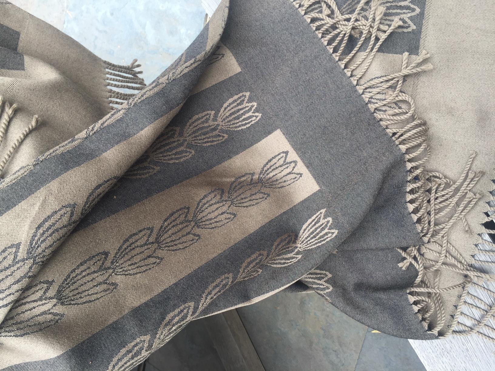 Tissage Jacques Gracia Throw by Baker Color Brown and Black Stripe Pattern (Motif de rayures marron et noir) en vente
