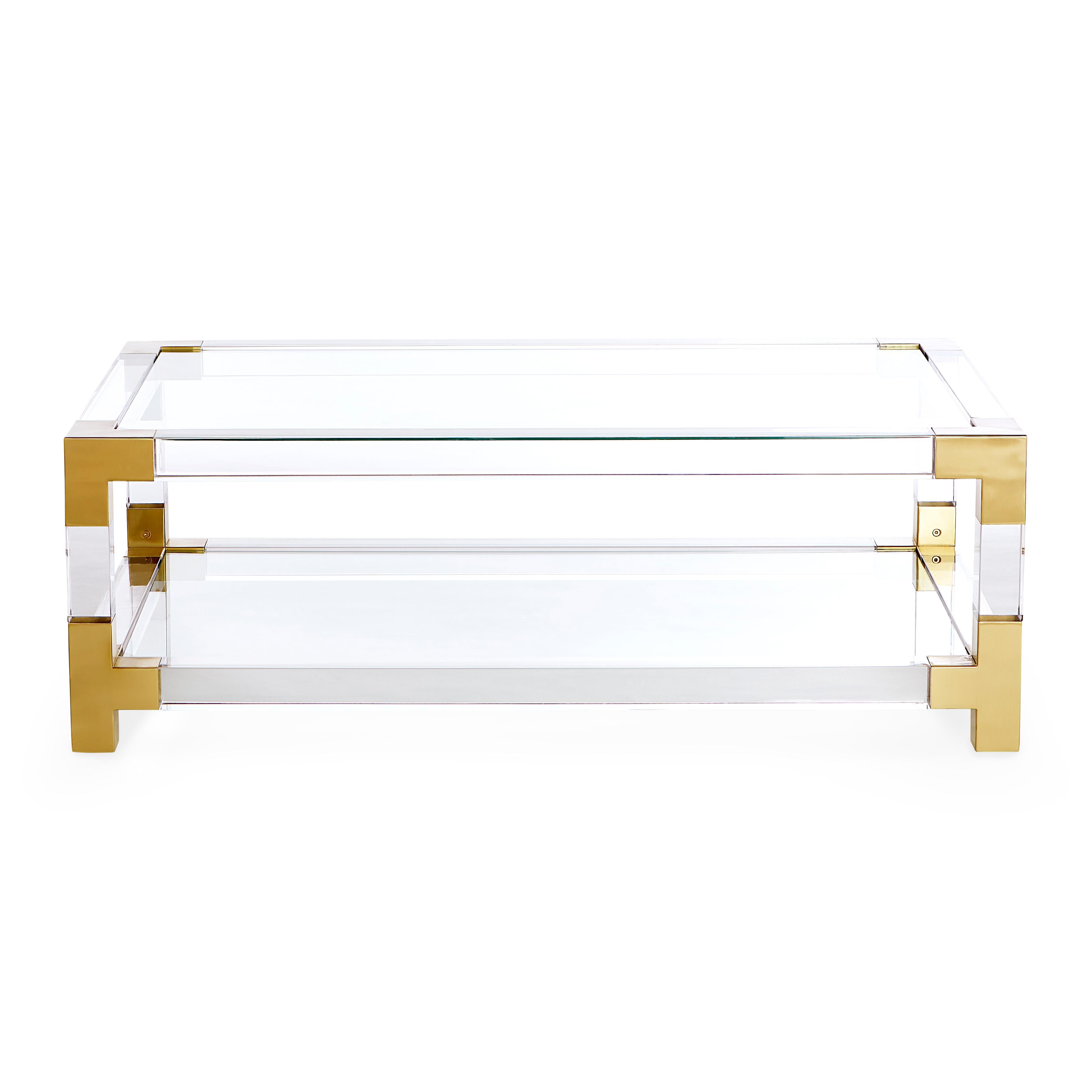 C'est vraiment cool. Notre collection Jacques est le parfait mélange de simplicité et de glamour, de modernité et de tradition. En Lucite clair avec des accents en laiton brossé, il est bas et lounge. La taille est parfaite pour un canapé sectionnel