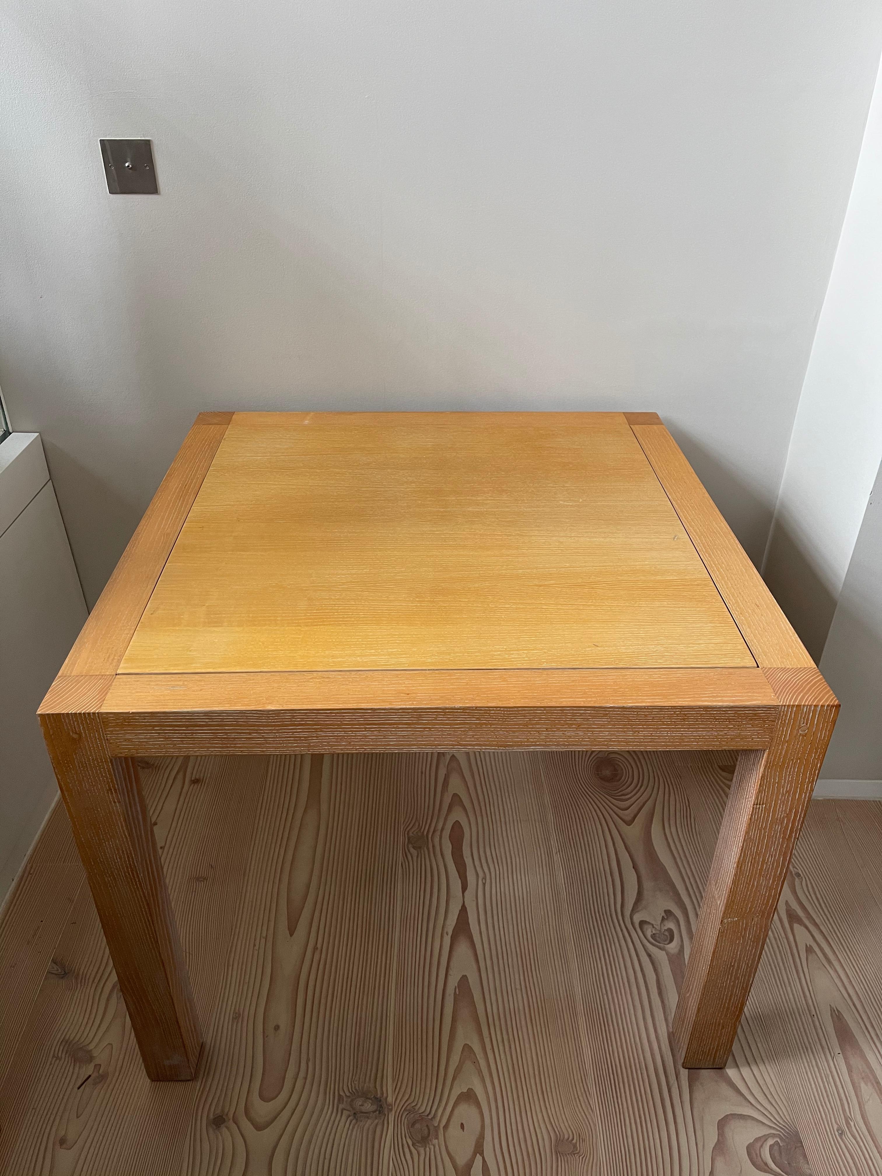 Spieltisch aus Eiche Cerused von Jacques Grange, entworfen für das Studio von Yves Saint Laurent in der Avenue de Breteuil.
Die Tischplatte ist auf einer Seite aus Filz und auf der anderen Seite aus Eiche Cerused.
Originalzustand, mit leichten