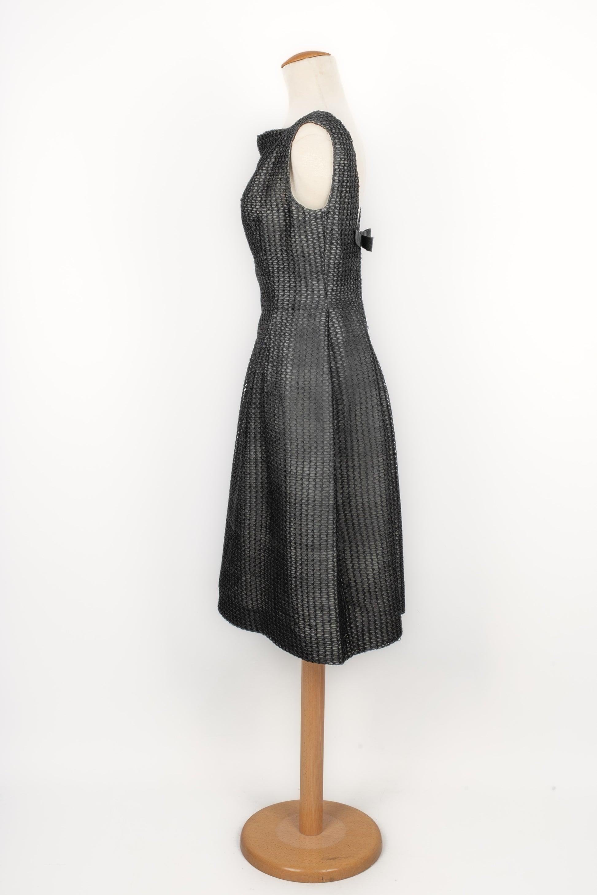 Jacques Heim - Vestido negro de largo medio y espalda abierta rematado con un lazo. No se indica la talla, se ajusta a una 36FR.

Más información:
Estado: Muy buen estado
Dimensiones: Pecho: 43 cm - Cintura: 33 cm - Largo: 102 cm

Referencia del