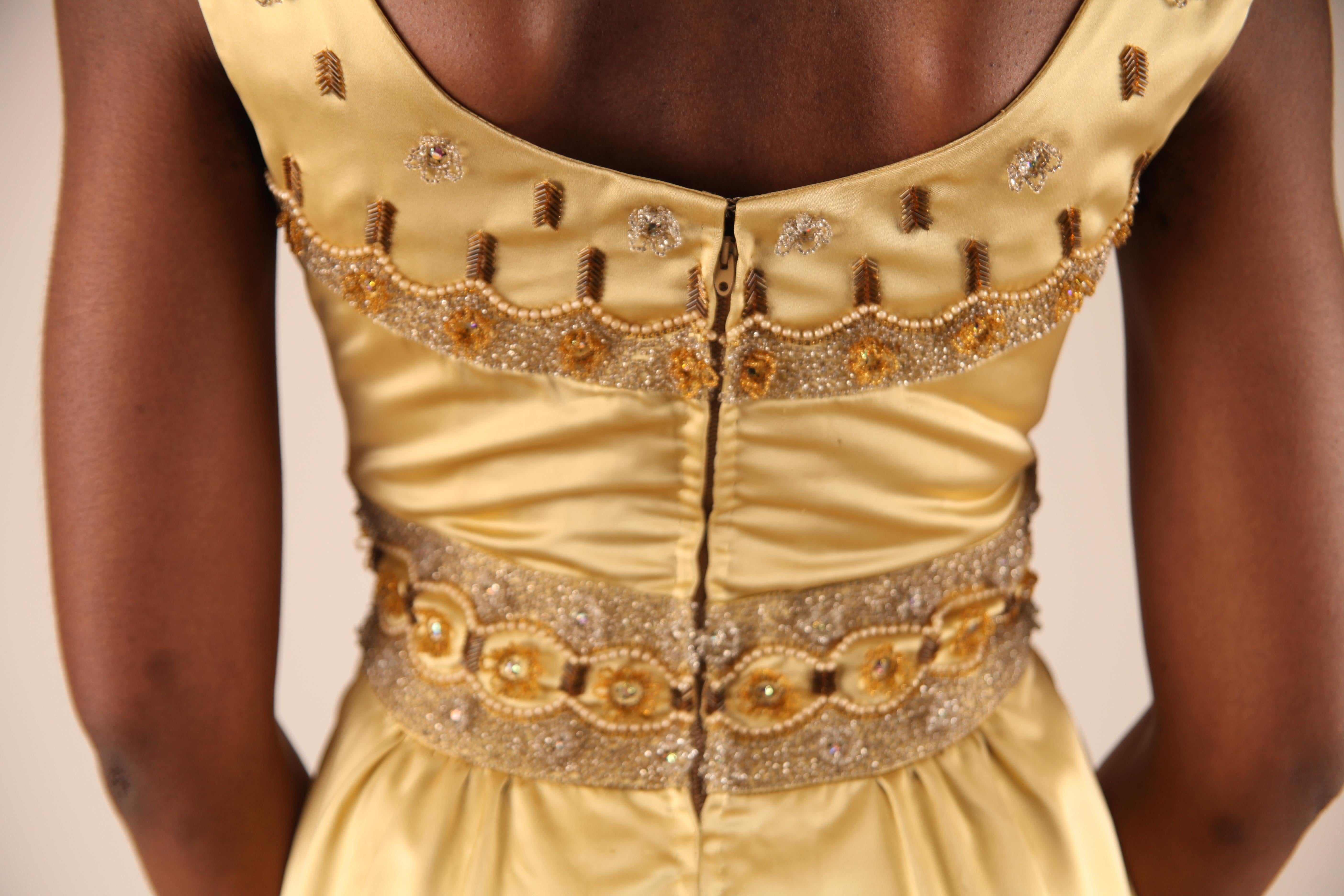 Jacques Heim Couture-Abendkleid aus goldfarbenem Seidensatin, ca. 1960er Jahre im Angebot 4