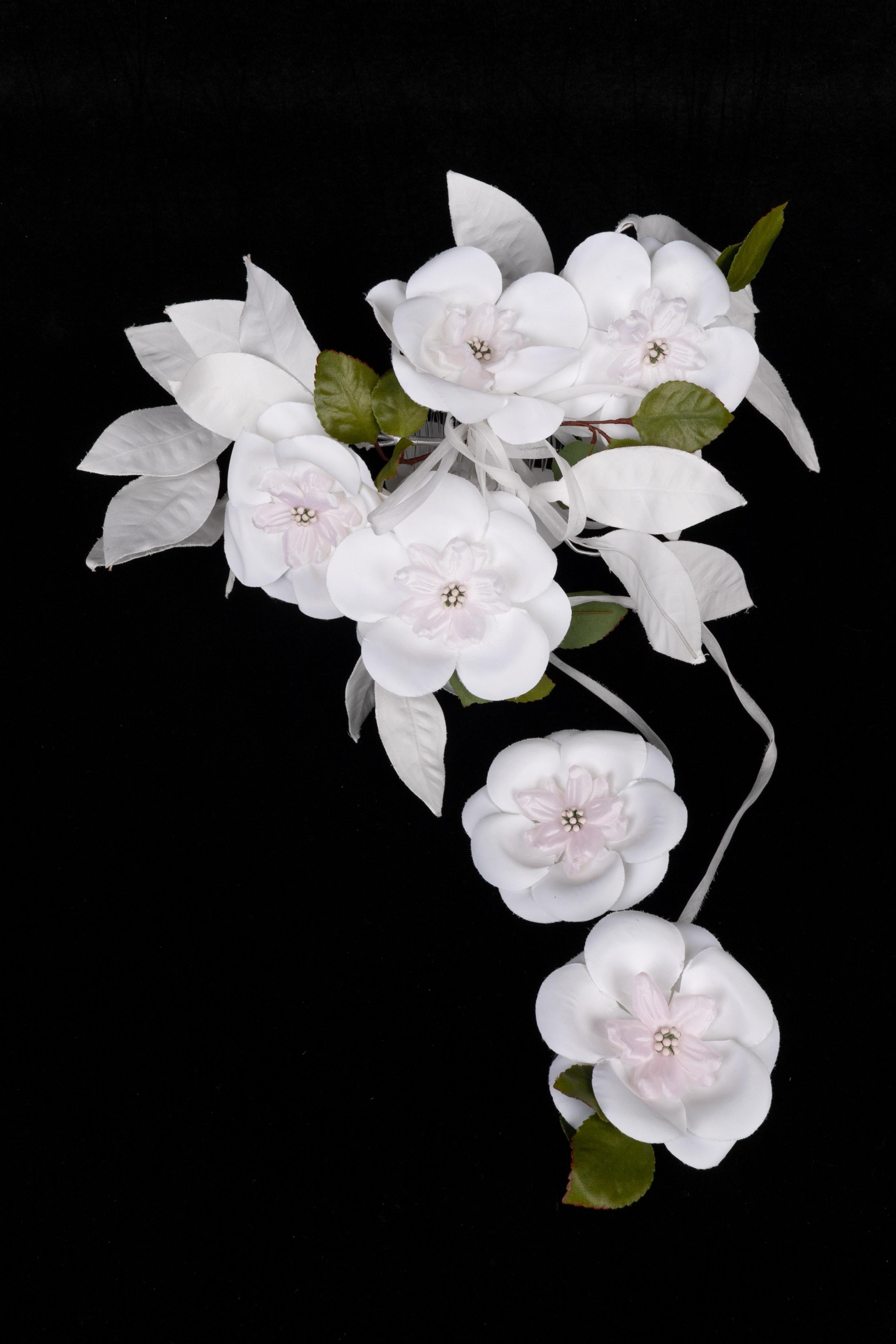 JACQUES HEIM - Hair jewelry representing white flowers.

Condition:
Very good condition

Dimensions:
Height: 54 cm

SKU:ACC52