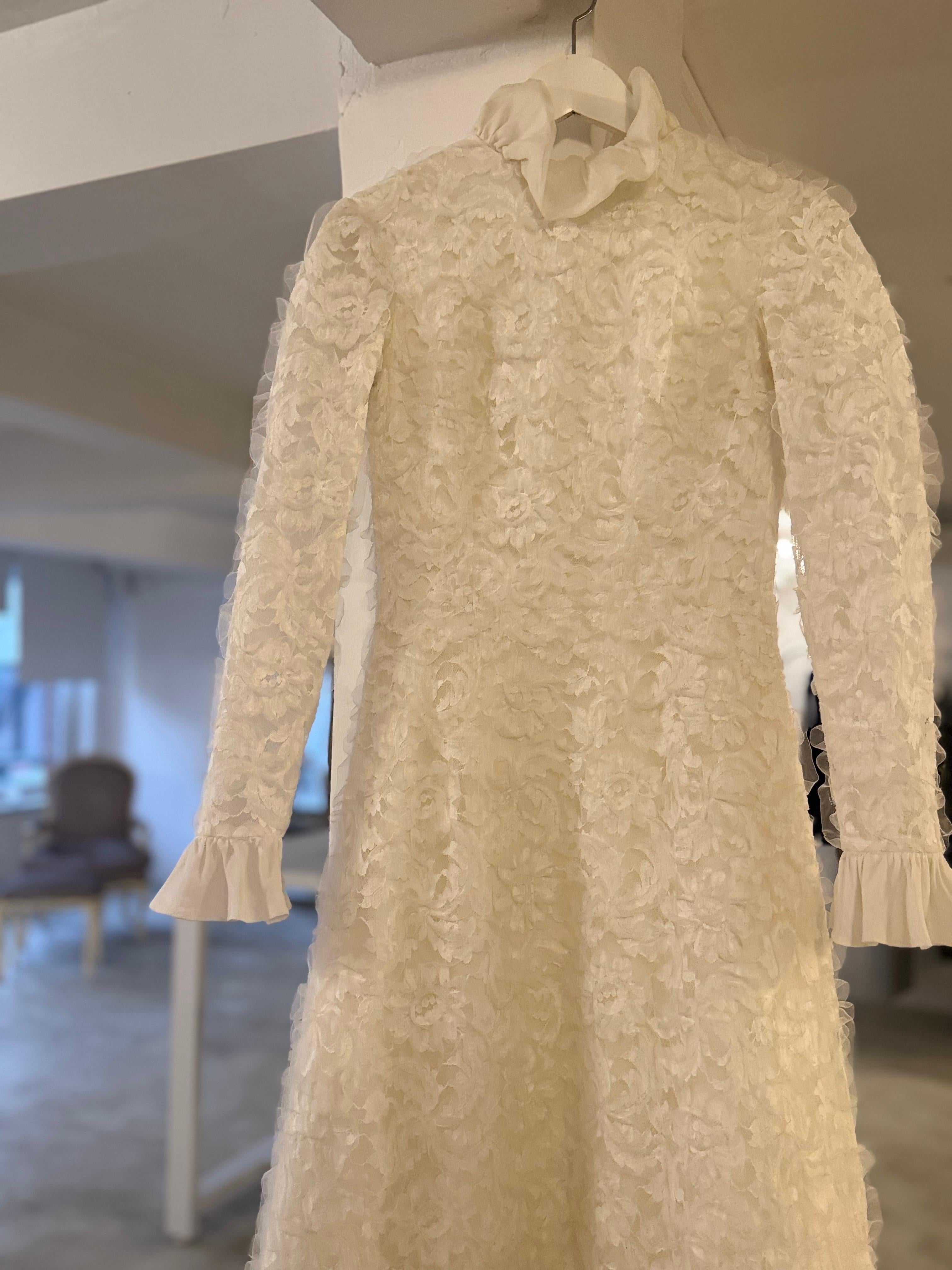 Vestido de novia de encaje marfil de los años 60 de Jacques Heim Vintage By Les mariées de Jacques Heim en venta 9