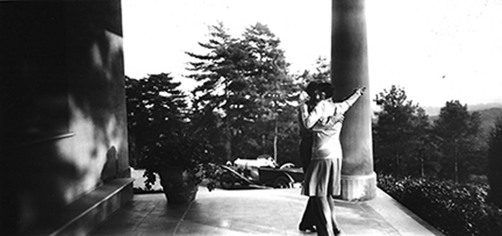 Jacques Henri Lartigue Black and White Photograph – Tango: Bibi und Dr. Boucard